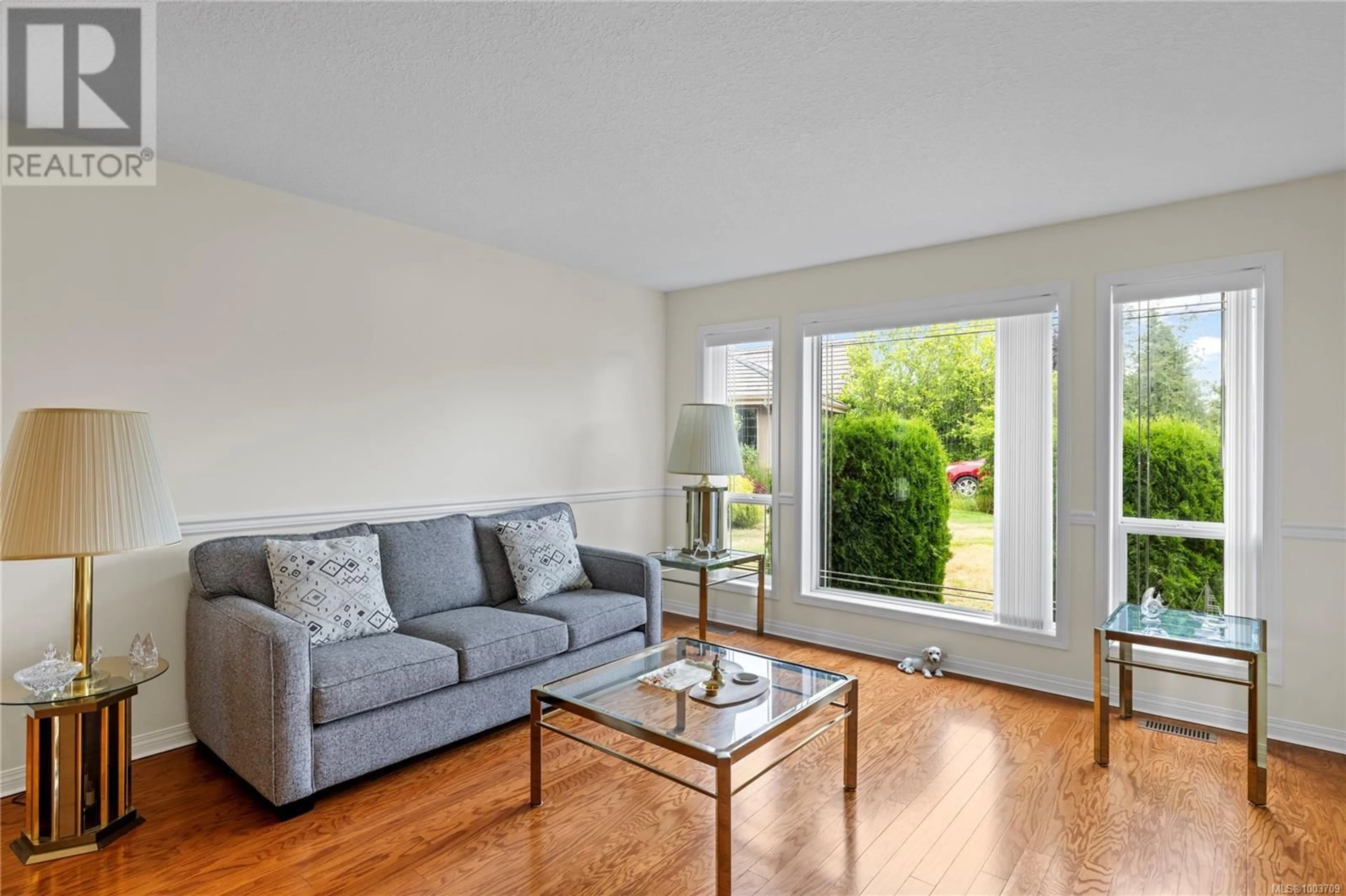 Living room with furniture, wood/laminate floor for 784 CHARTWEST COURT, Qualicum Beach British Columbia V9K2P9
