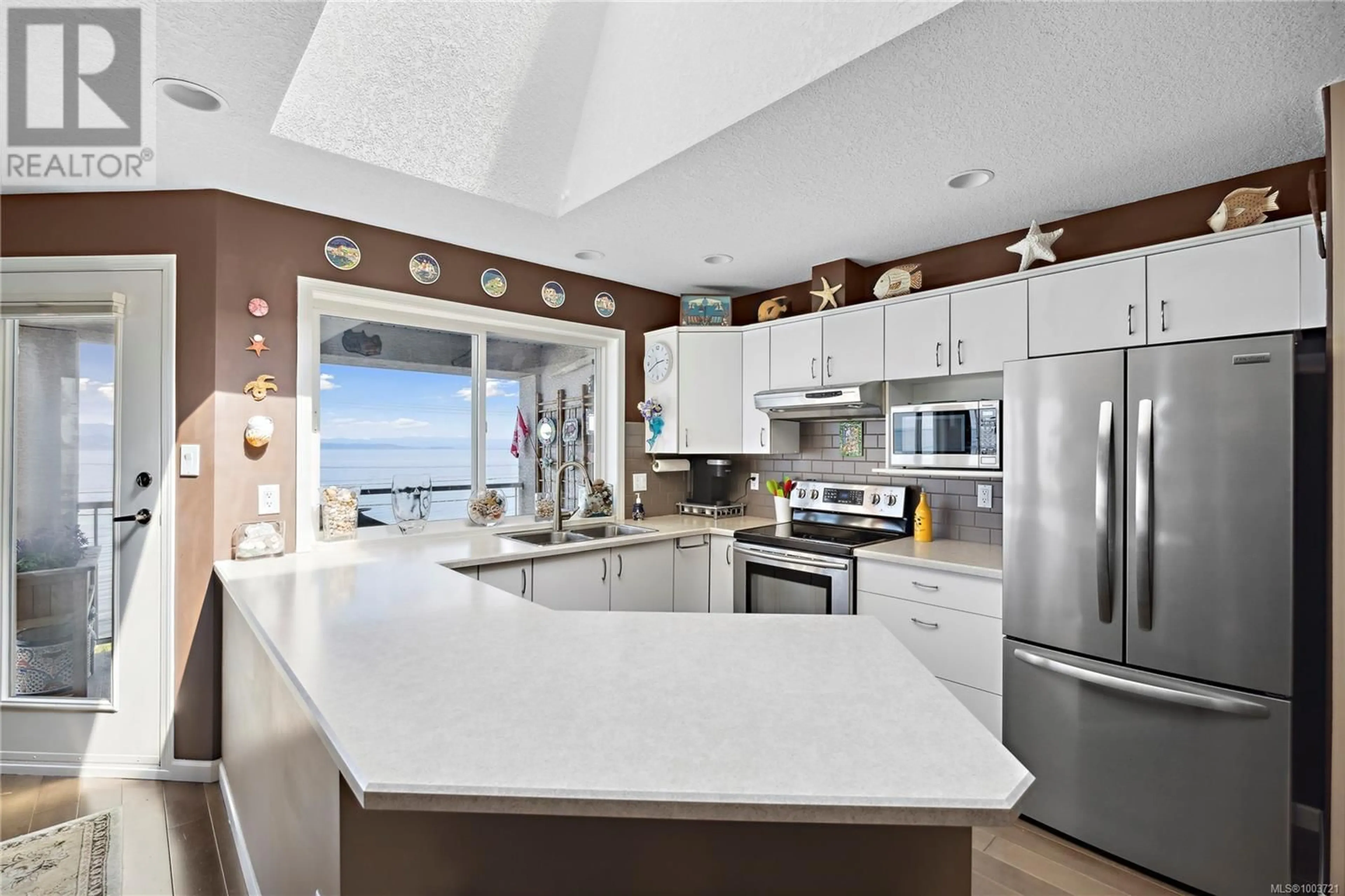 Open concept kitchen, ceramic/tile floor for 202 - 3156 ISLAND HIGHWAY WEST, Qualicum Beach British Columbia V9K2J7