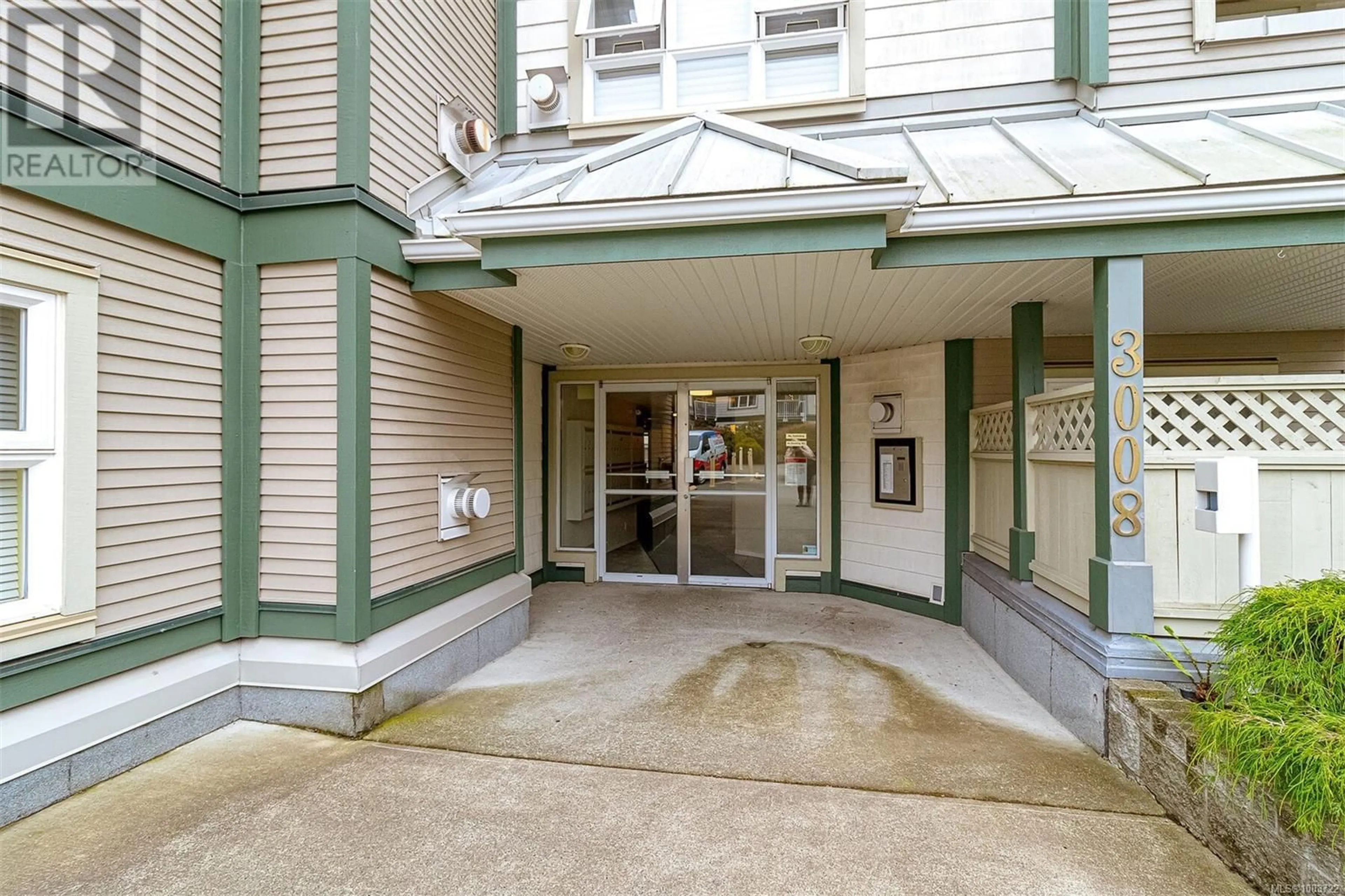 Indoor foyer for 304 - 3008 WASHINGTON AVENUE, Victoria British Columbia V9A1P6