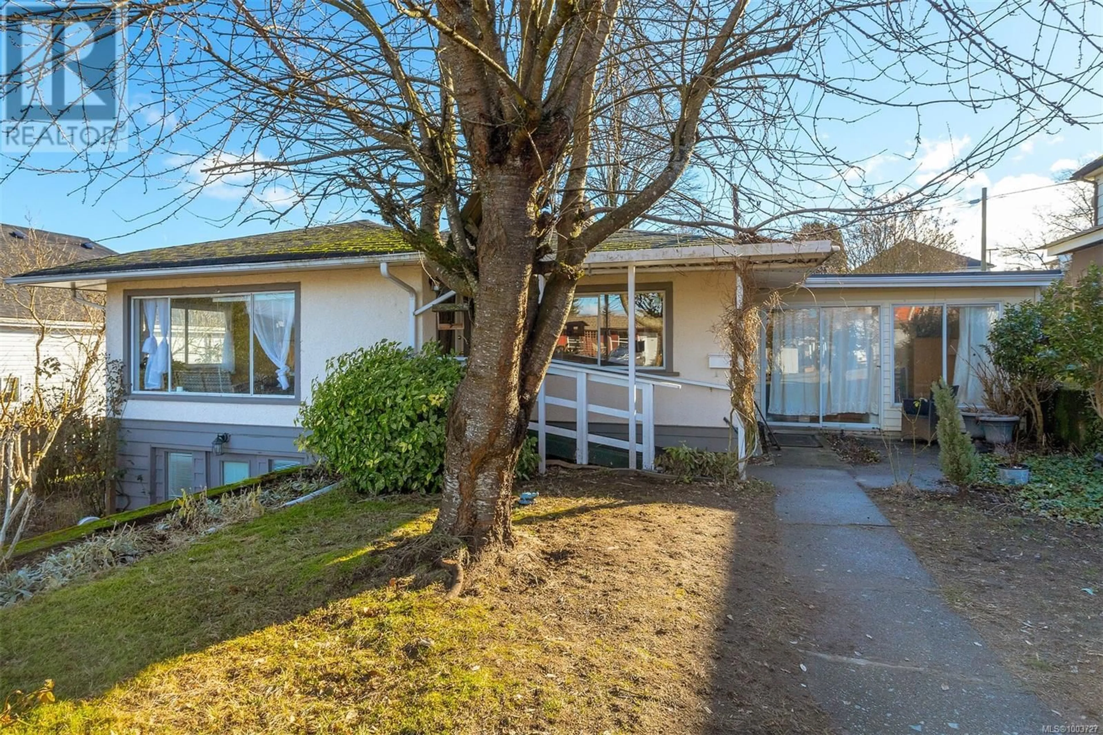 A pic from outside/outdoor area/front of a property/back of a property/a pic from drone, street for 17 BADEN POWELL STREET, Ladysmith British Columbia V9G1S8