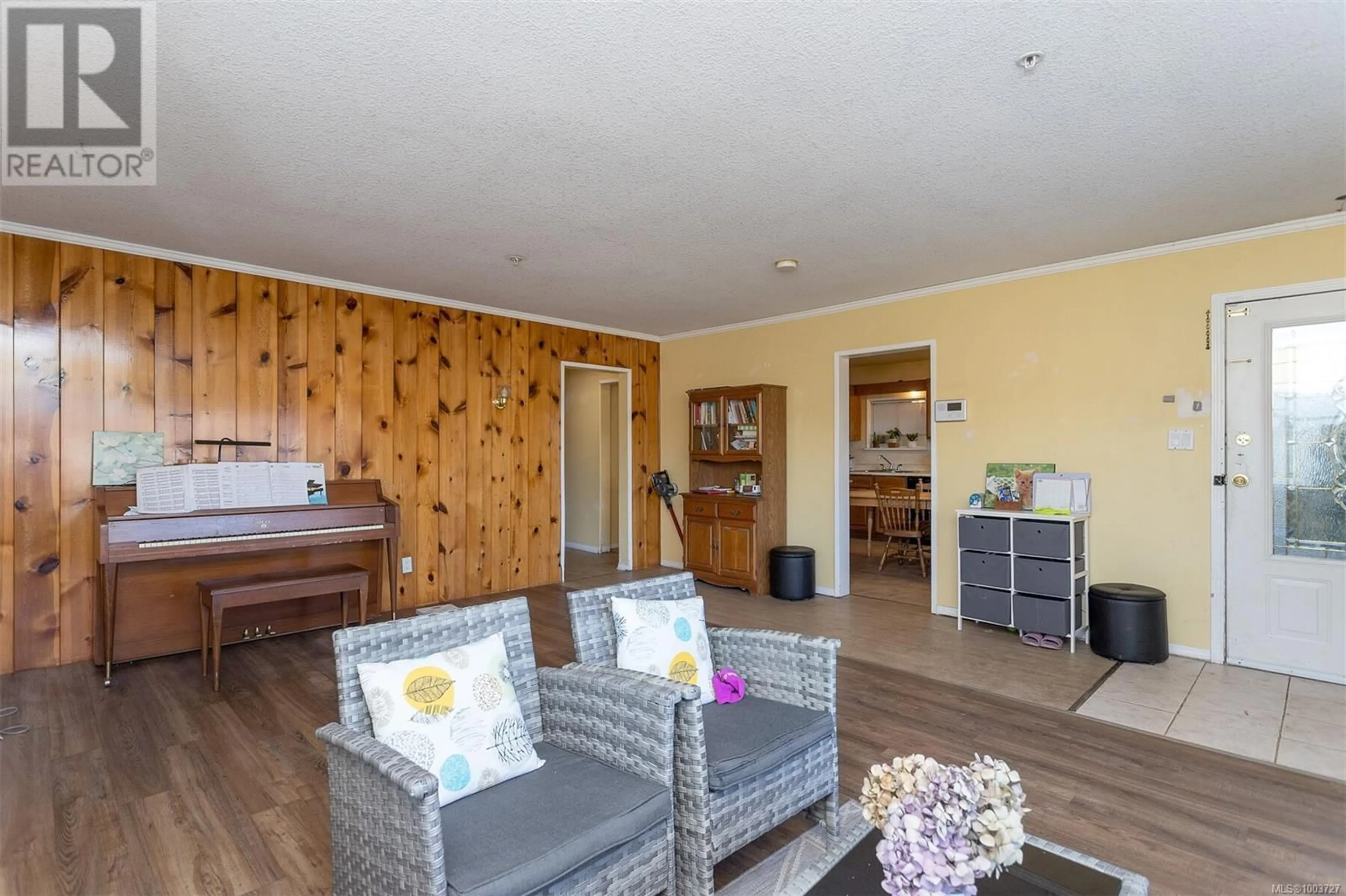 Living room with furniture, wood/laminate floor for 17 BADEN POWELL STREET, Ladysmith British Columbia V9G1S8