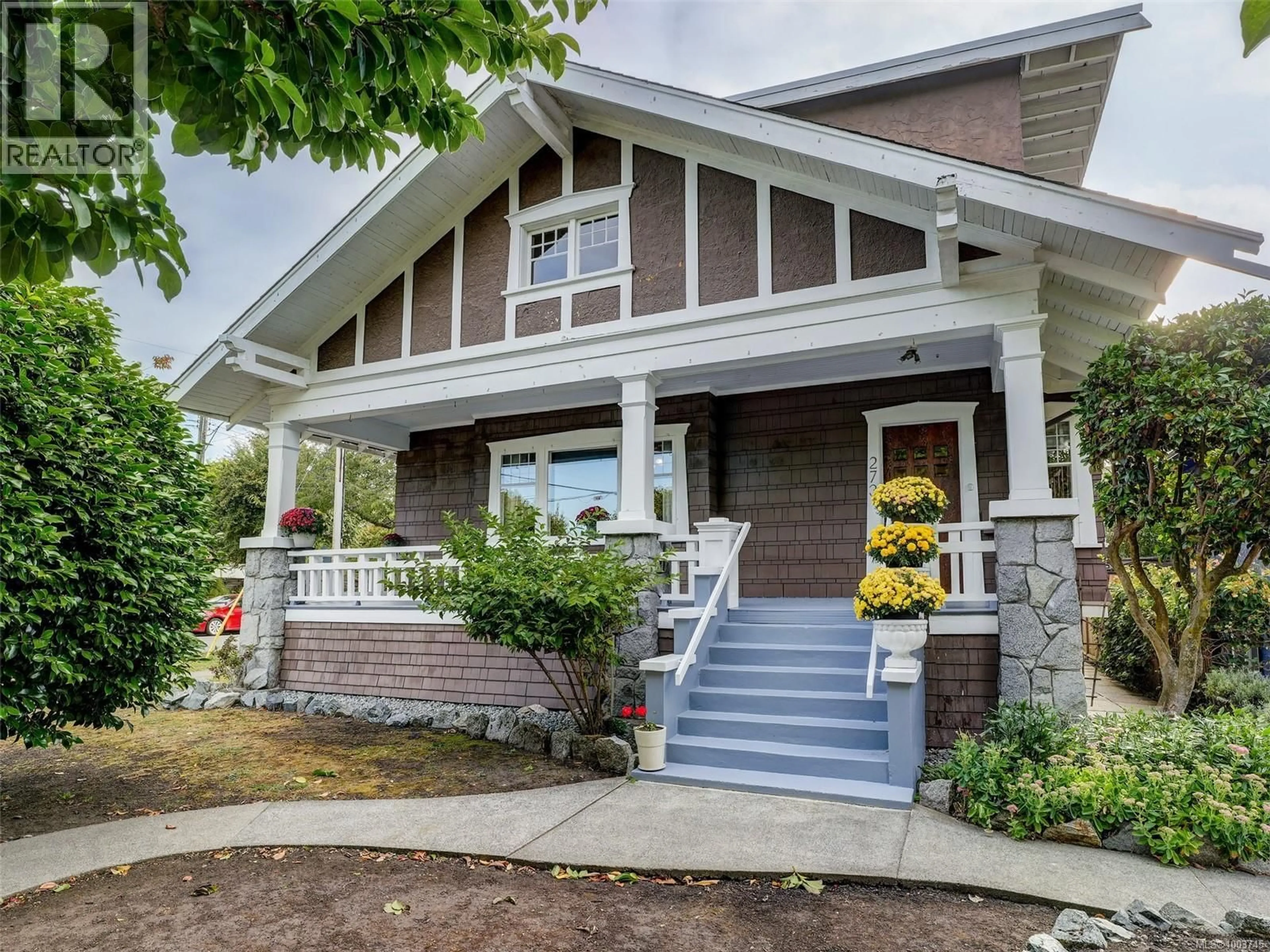 Home with vinyl exterior material, street for 273 LINDEN AVENUE, Victoria British Columbia V8V4E6