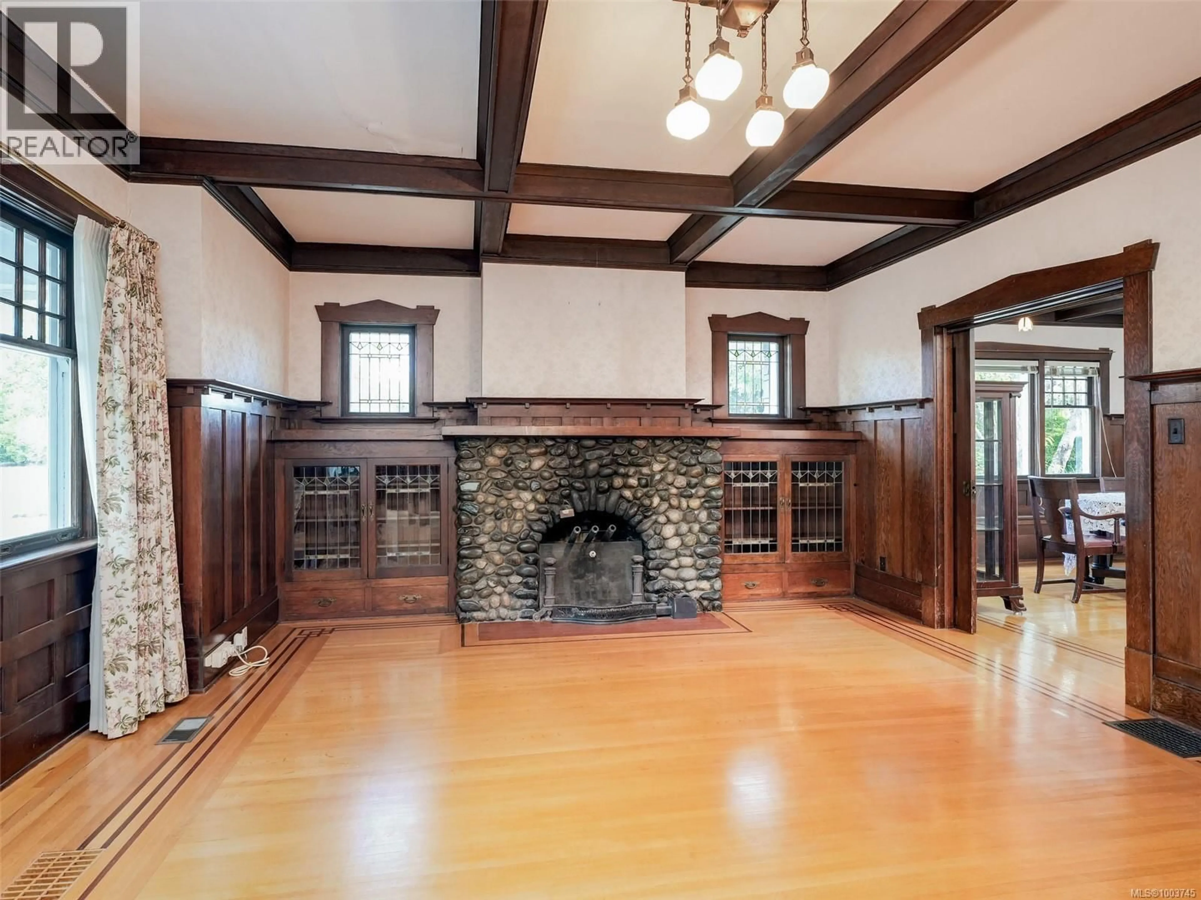 Indoor foyer for 273 LINDEN AVENUE, Victoria British Columbia V8V4E6