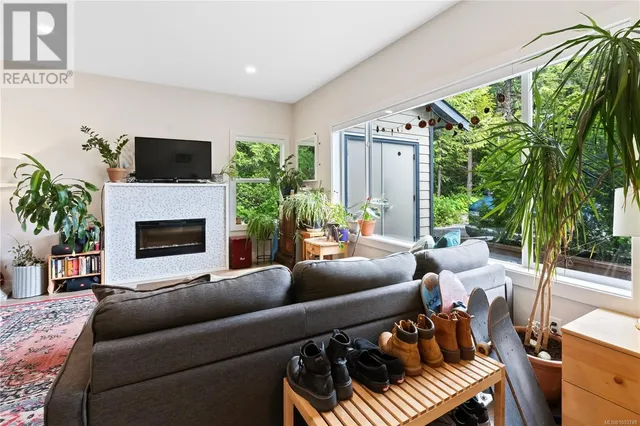 19 - 625 HELLESEN DRIVE, Tofino 4