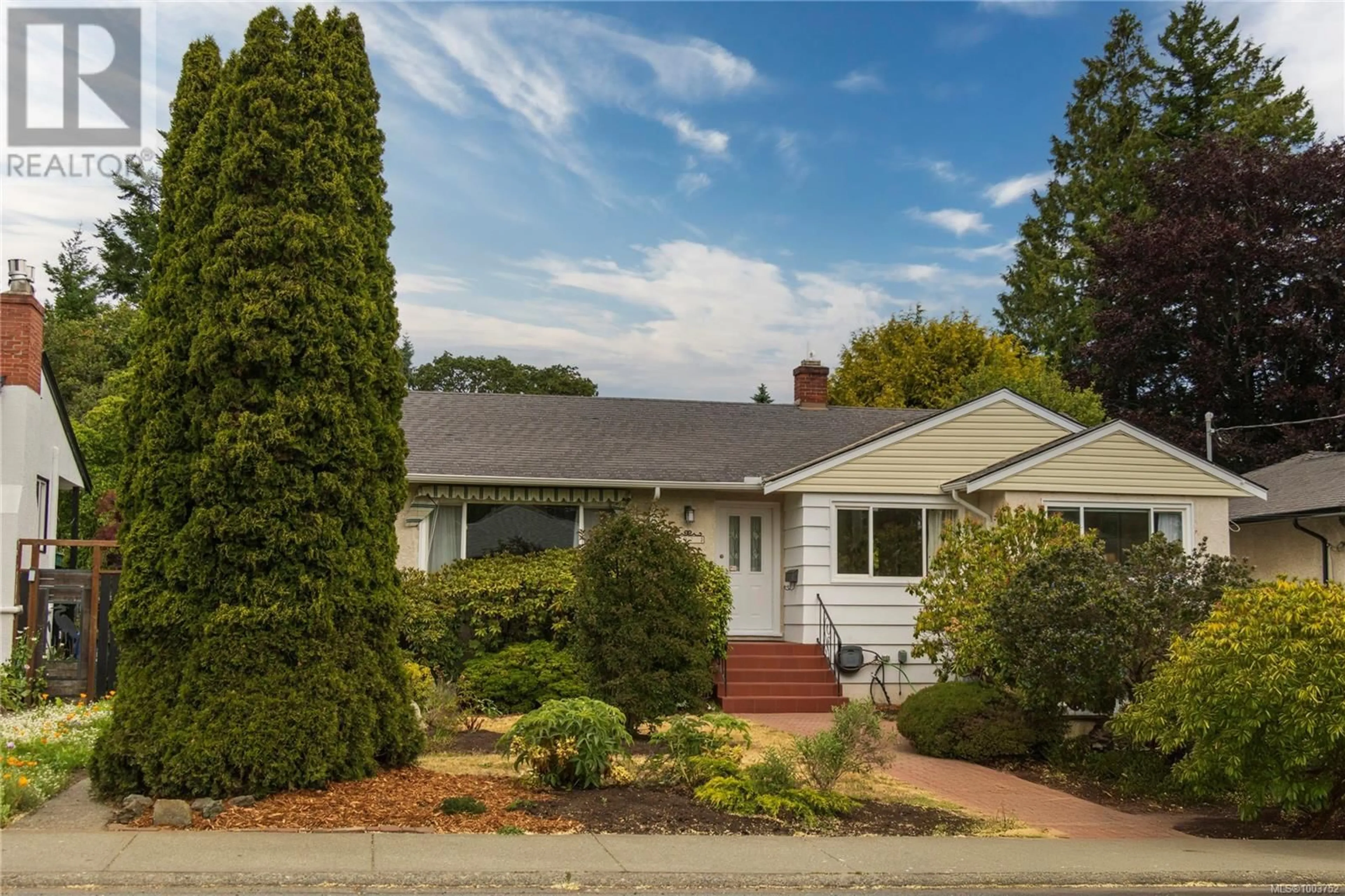 Home with vinyl exterior material, street for 2070 MCNEILL AVENUE, Oak Bay British Columbia V8S2X8