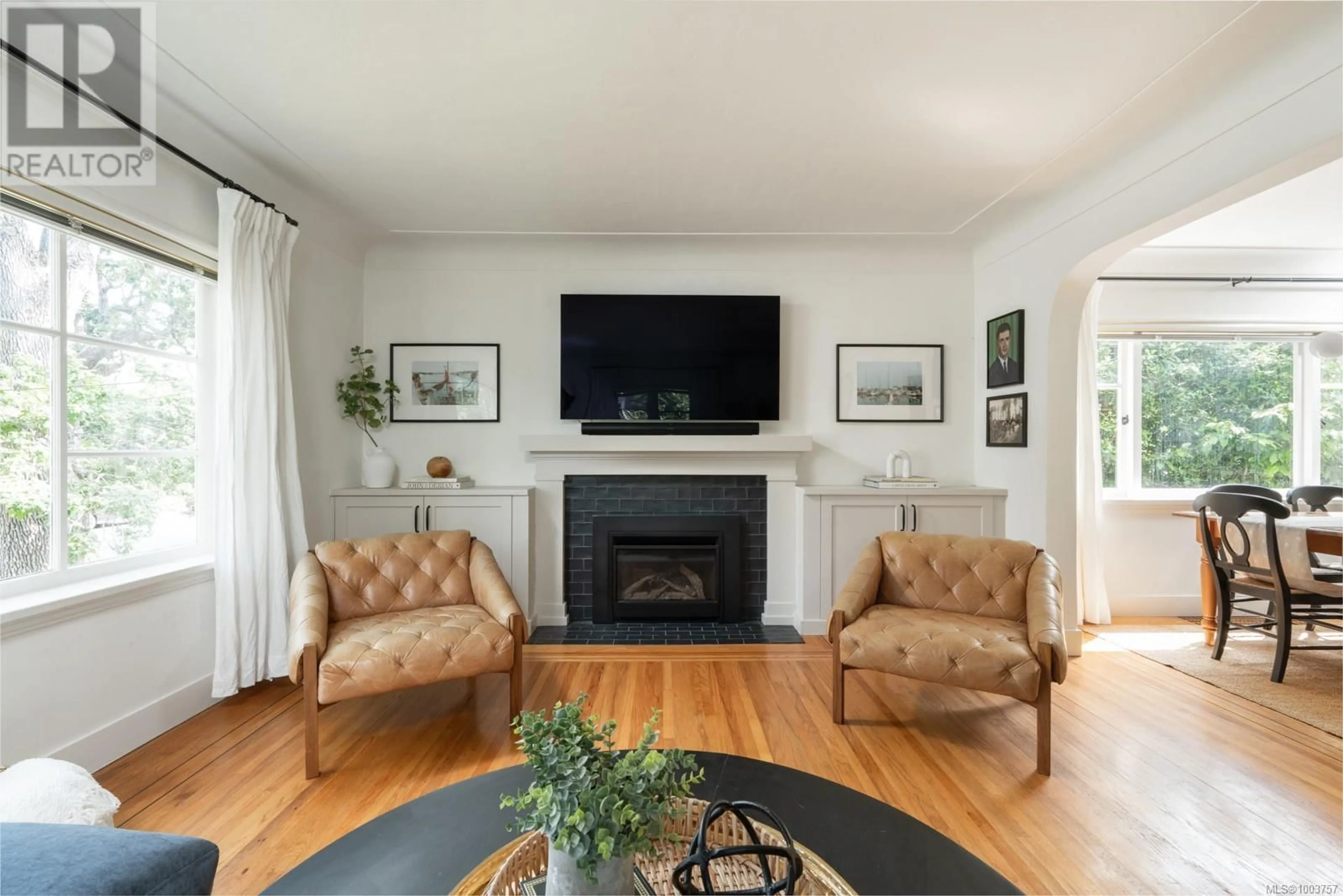 Living room with furniture, wood/laminate floor for 930 BANK STREET, Victoria British Columbia V8S4B2