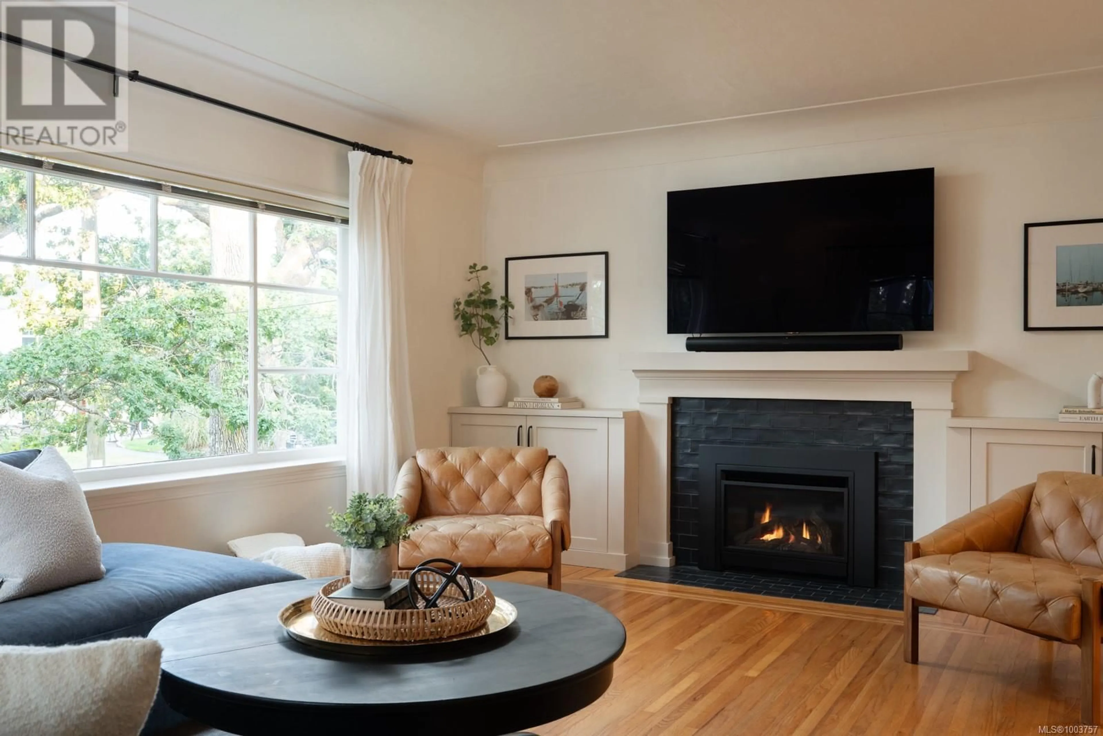 Living room with furniture, wood/laminate floor for 930 BANK STREET, Victoria British Columbia V8S4B2