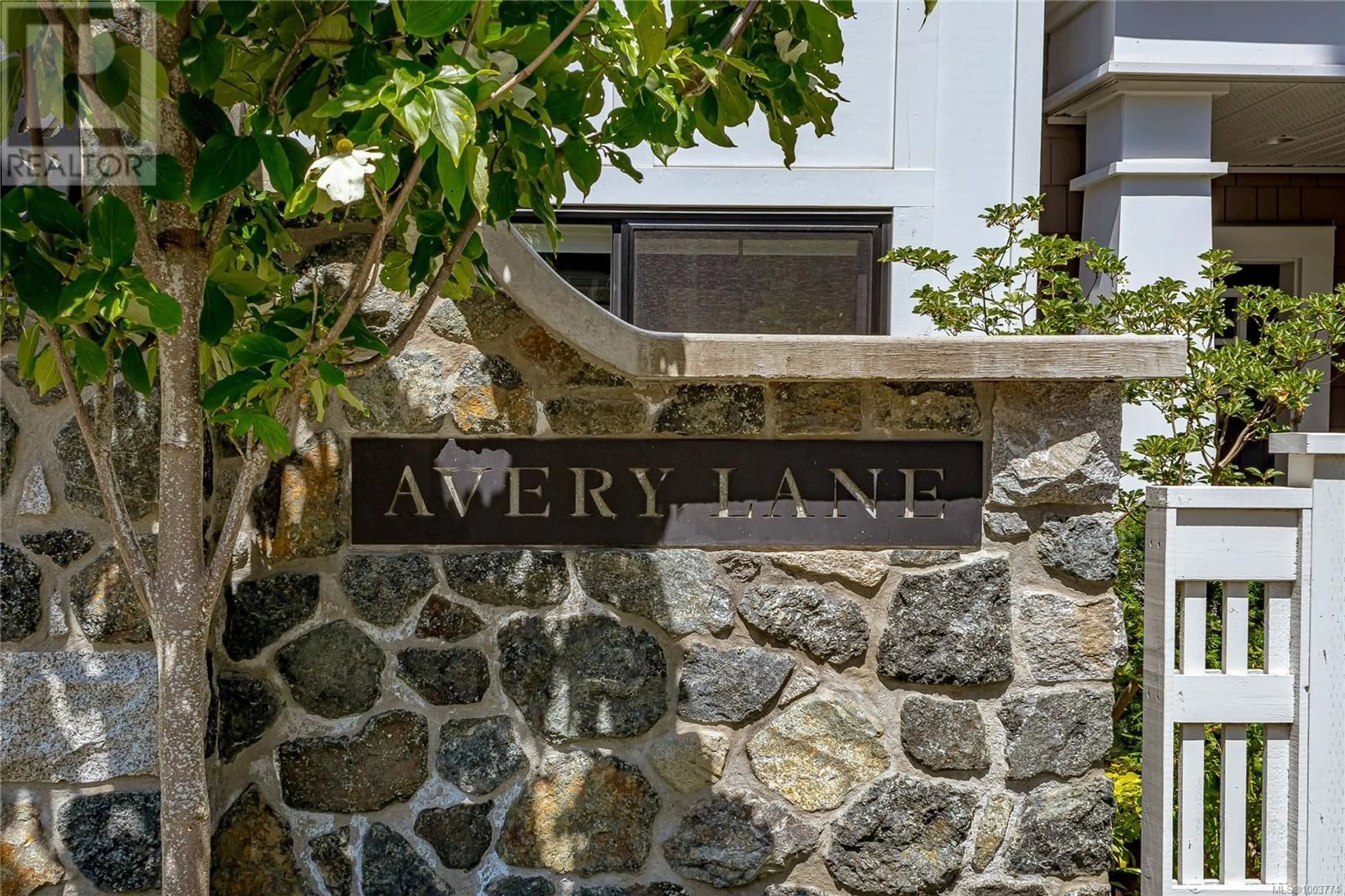 Lobby for 9 - 1810 KINGS ROAD, Saanich British Columbia V8R2P3