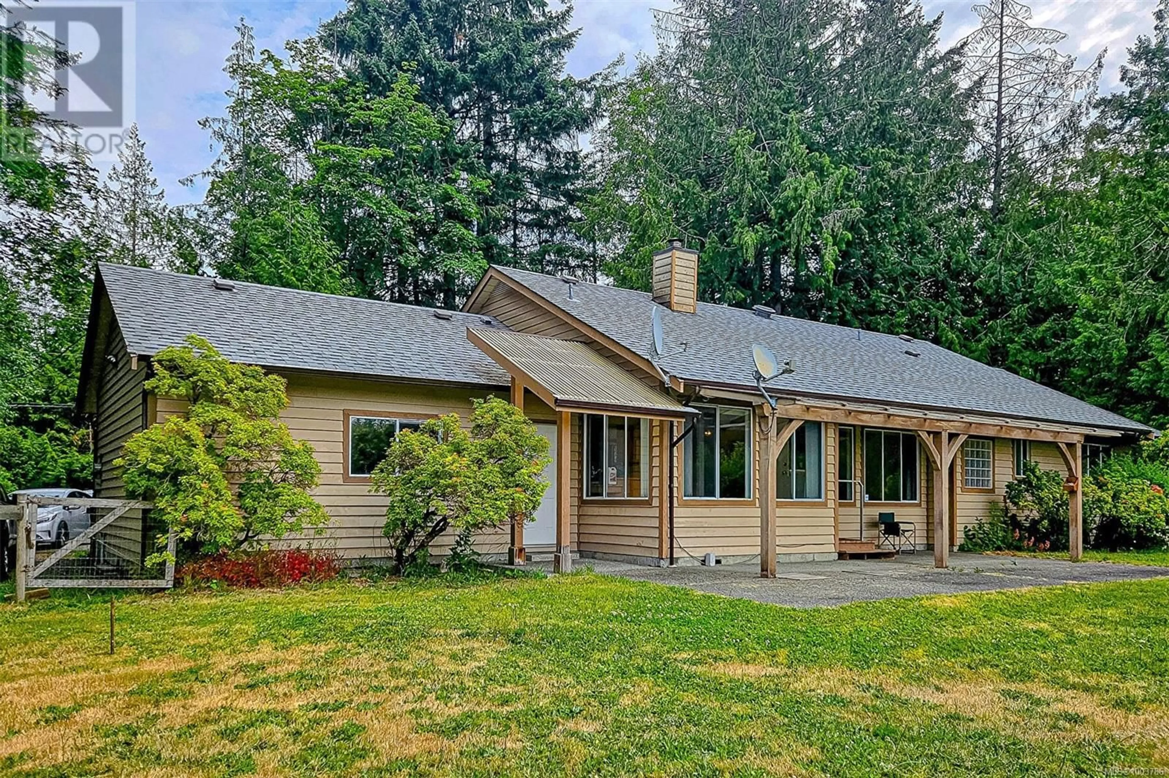 Home with vinyl exterior material, street for 1424 HUTCHINSON ROAD, Cobble Hill British Columbia V8H4A8