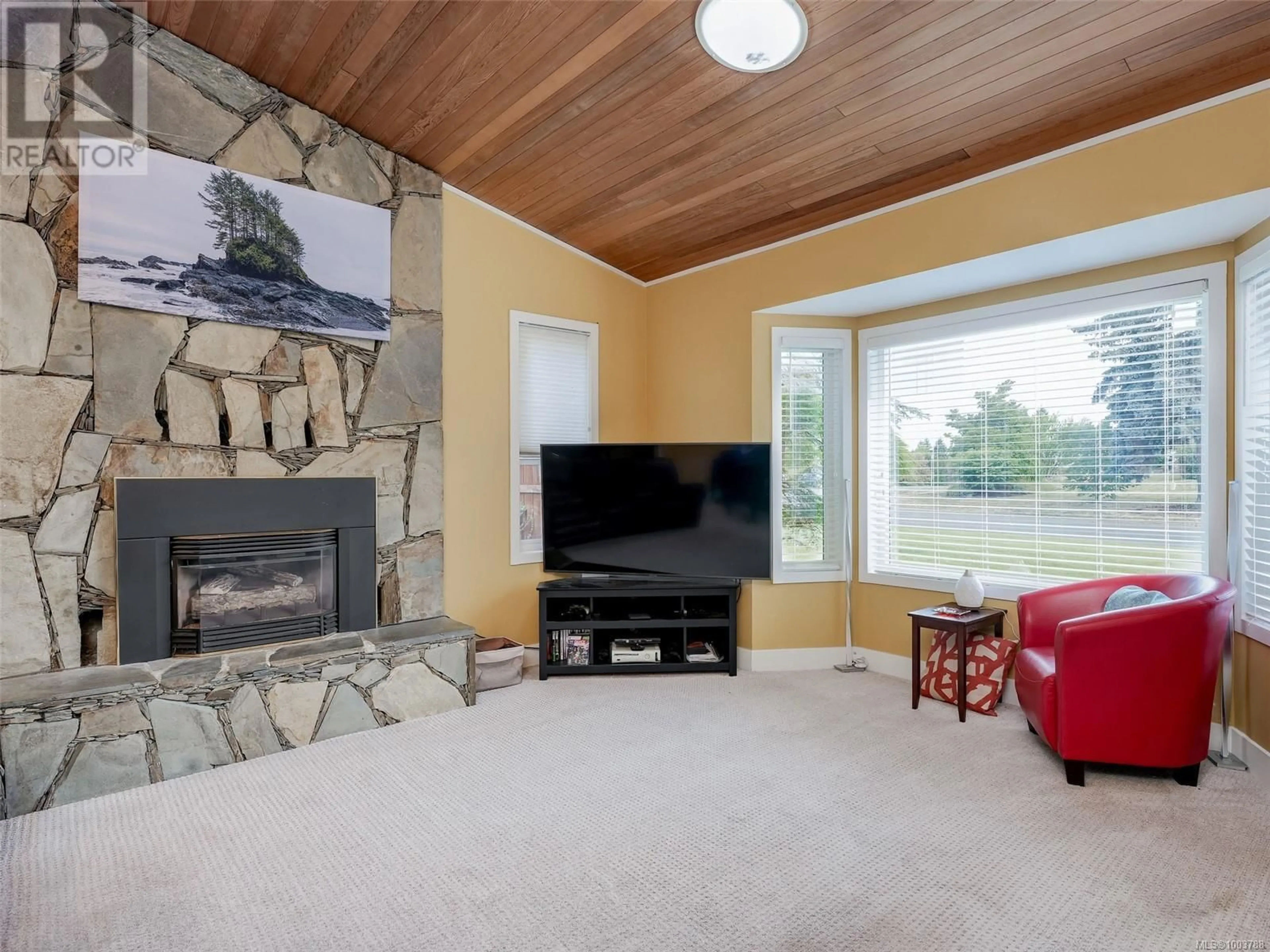 Living room with furniture, unknown for 793 KONA CRESCENT, Saanich British Columbia V8X4N9