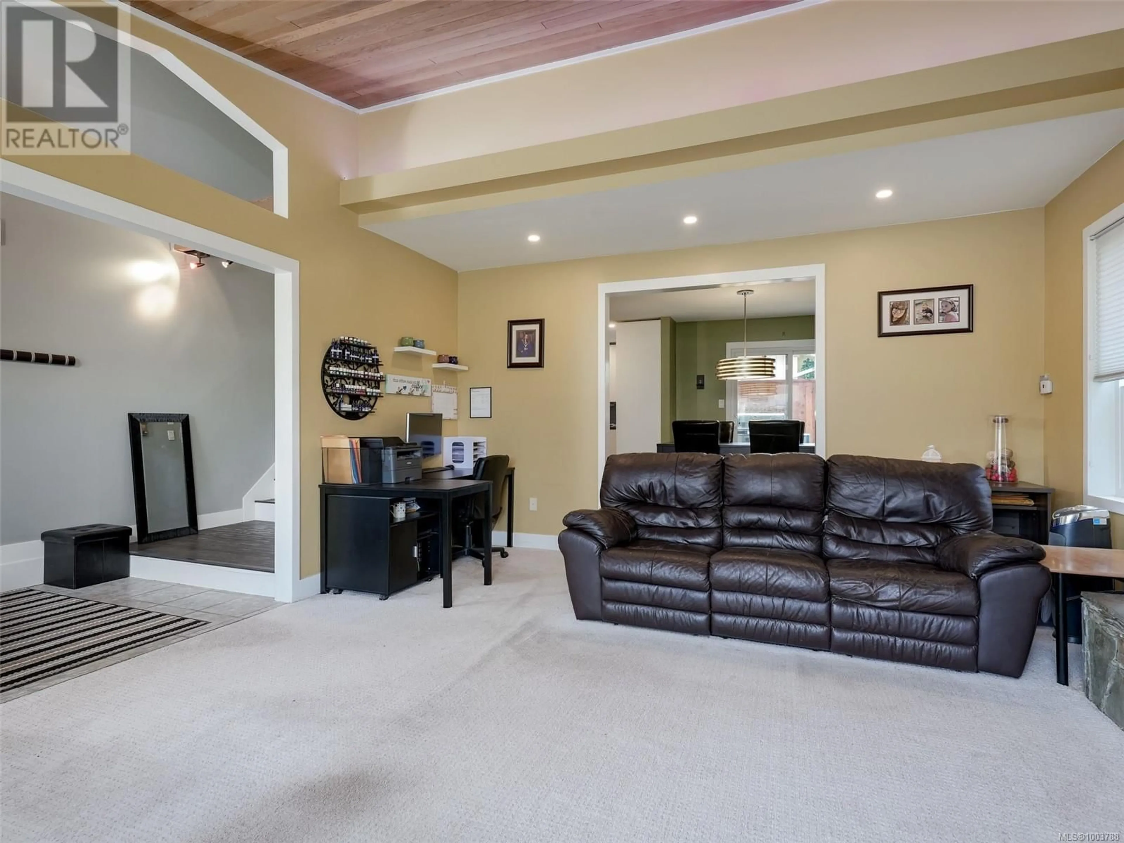 Living room with furniture, unknown for 793 KONA CRESCENT, Saanich British Columbia V8X4N9