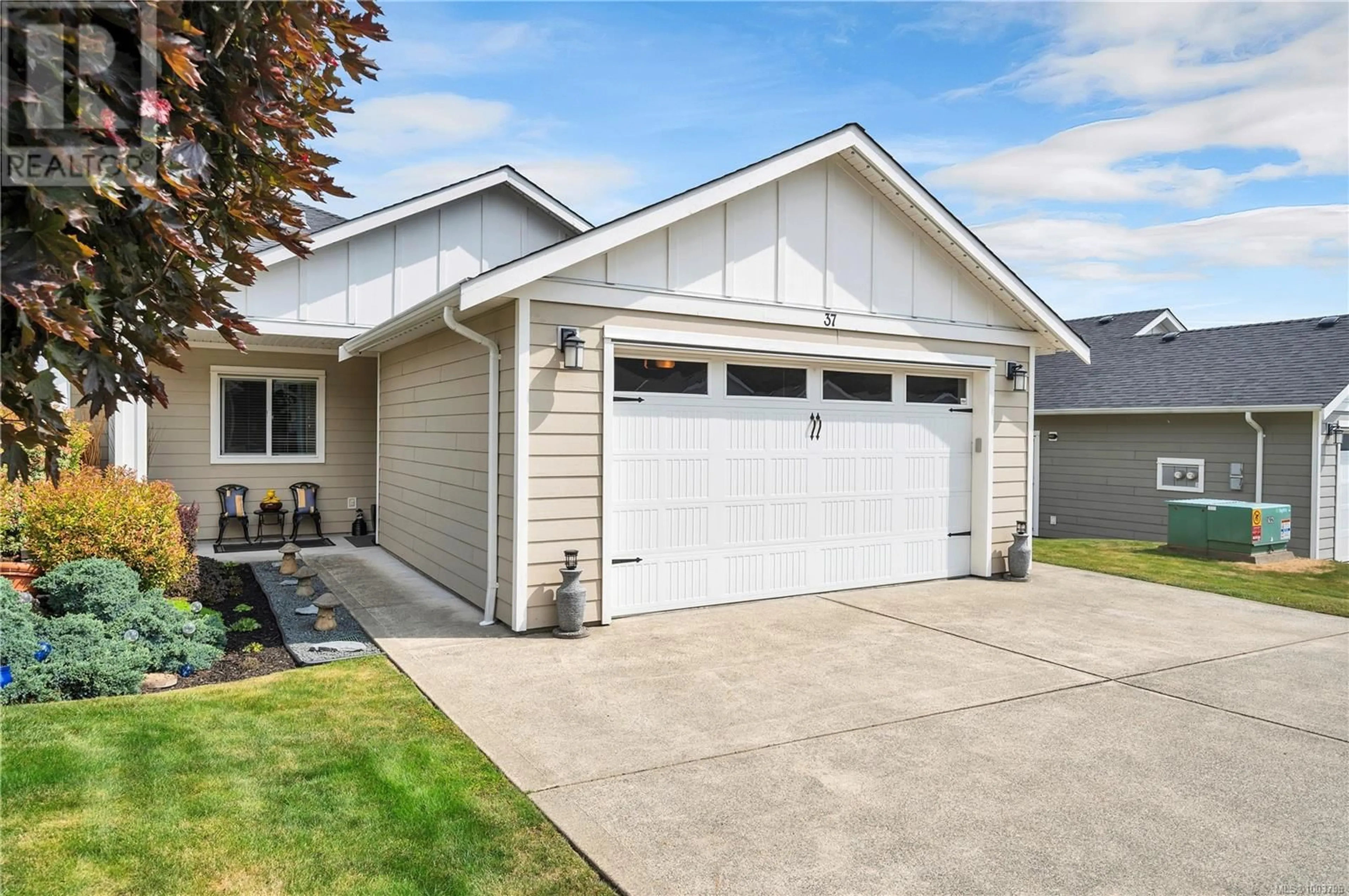 Home with vinyl exterior material, street for 37 - 3647 VERMONT PLACE, Campbell River British Columbia V9H0B9