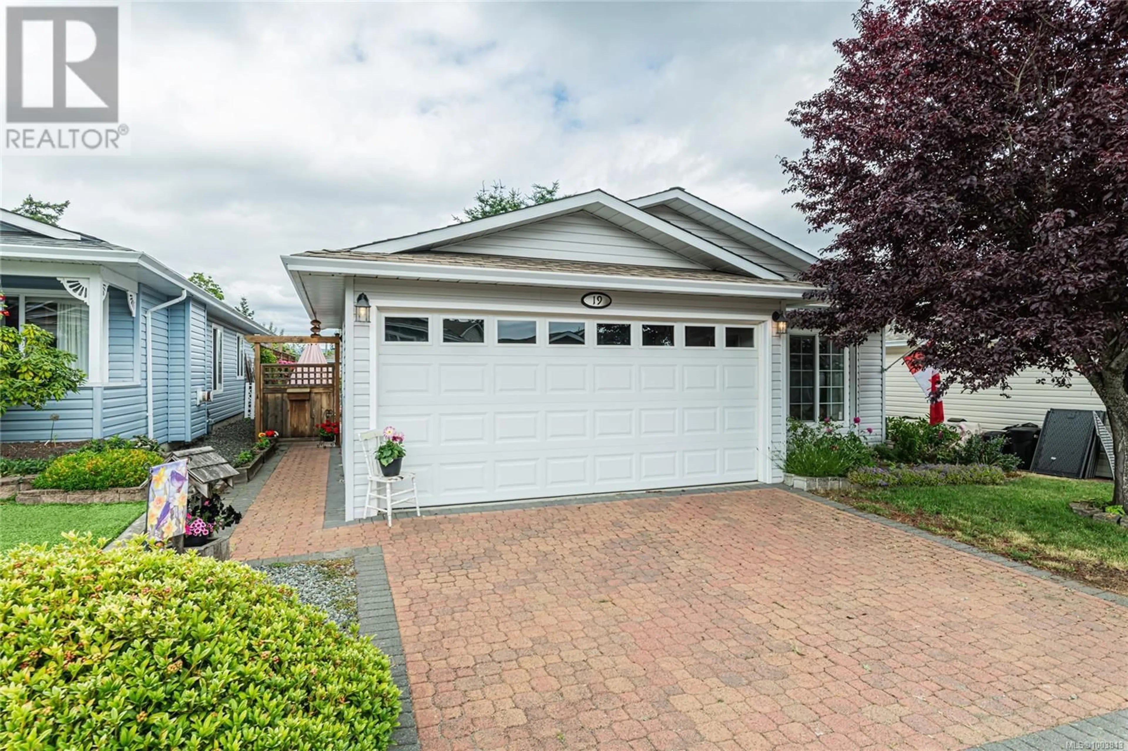 Home with vinyl exterior material, street for 19 EAGLE LANE, View Royal British Columbia V9A7M2