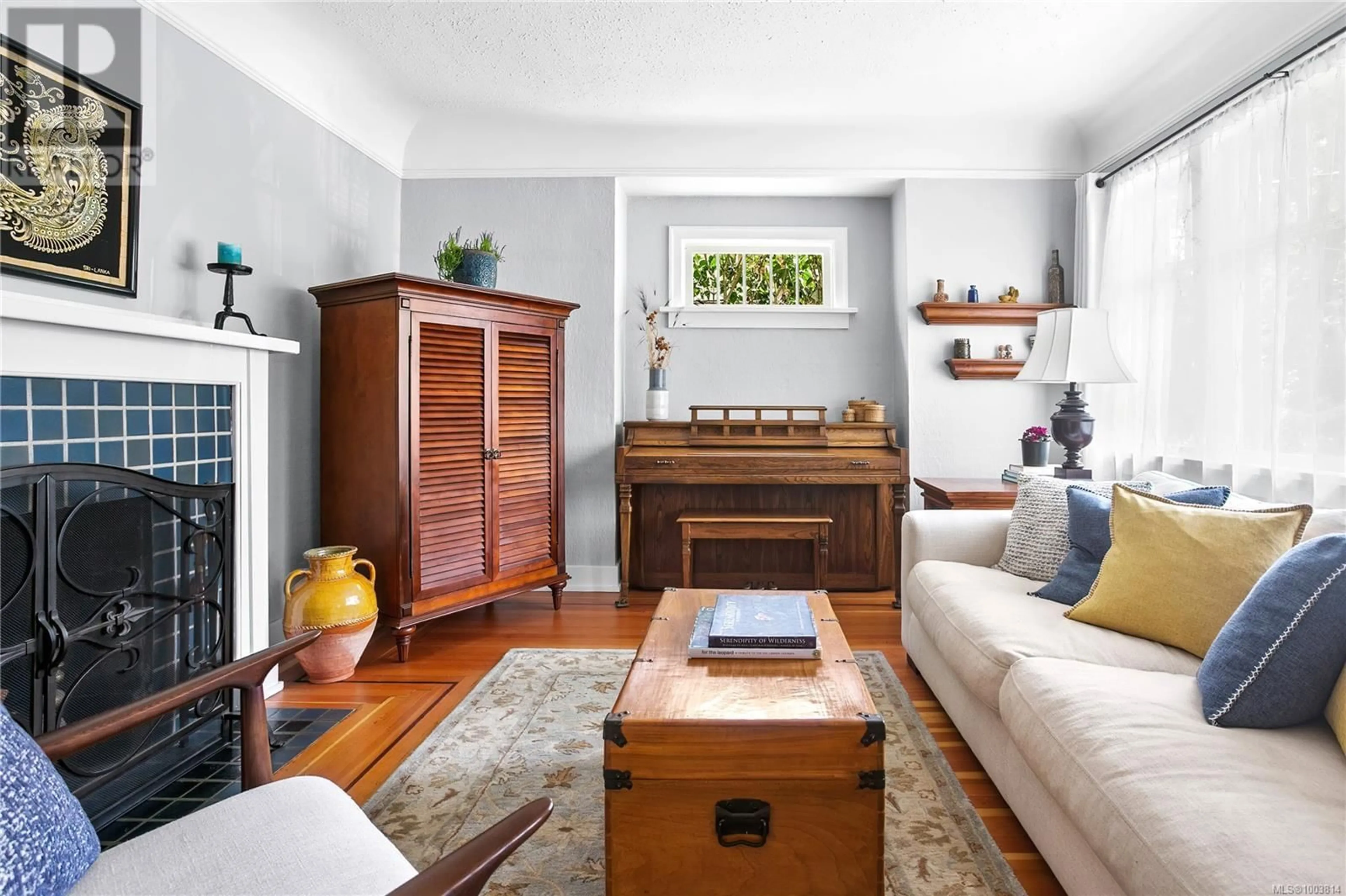 Living room with furniture, wood/laminate floor for 2168 BARTLETT AVENUE, Oak Bay British Columbia V8S2P9