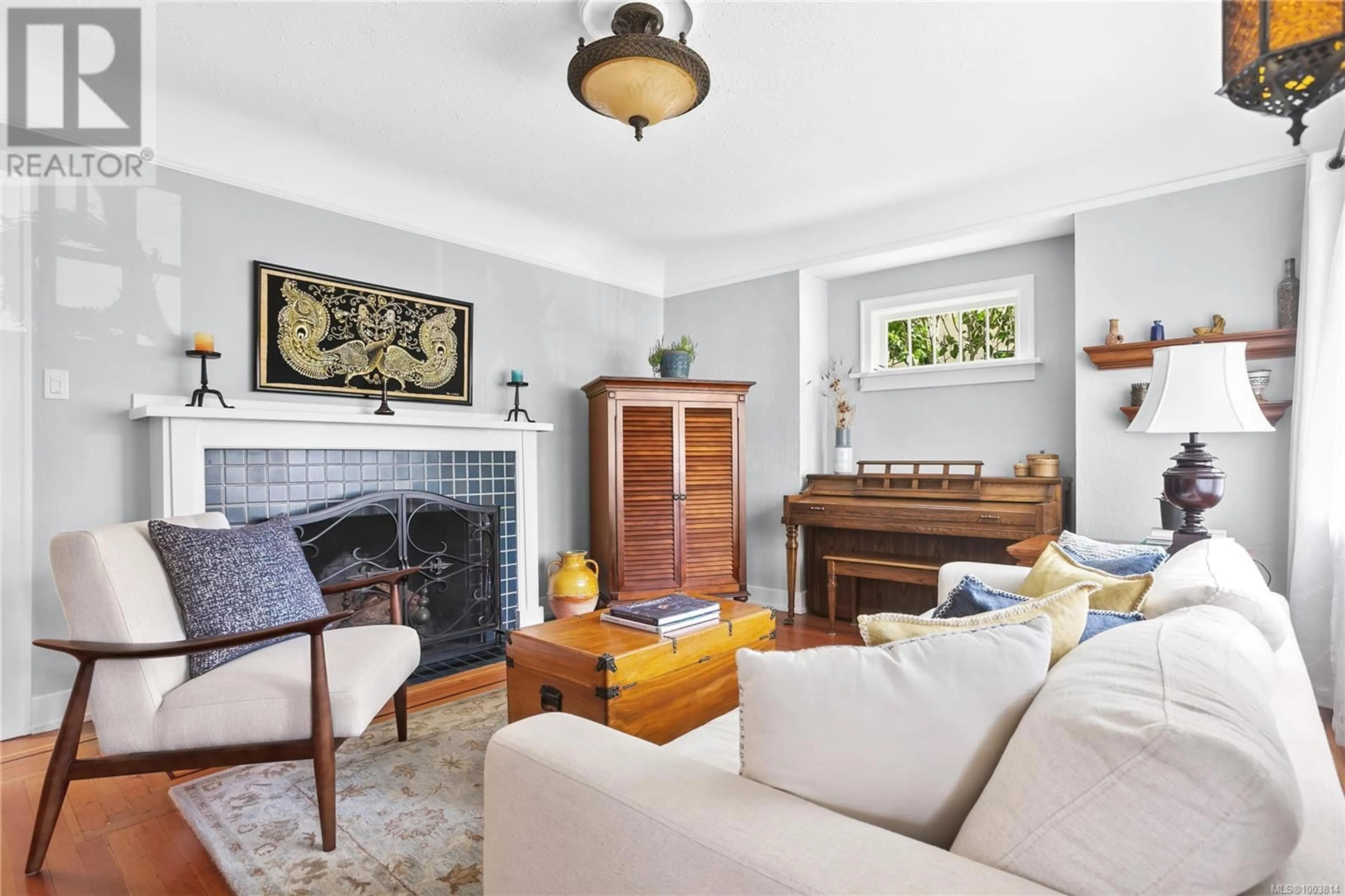 Living room with furniture, unknown for 2168 BARTLETT AVENUE, Oak Bay British Columbia V8S2P9