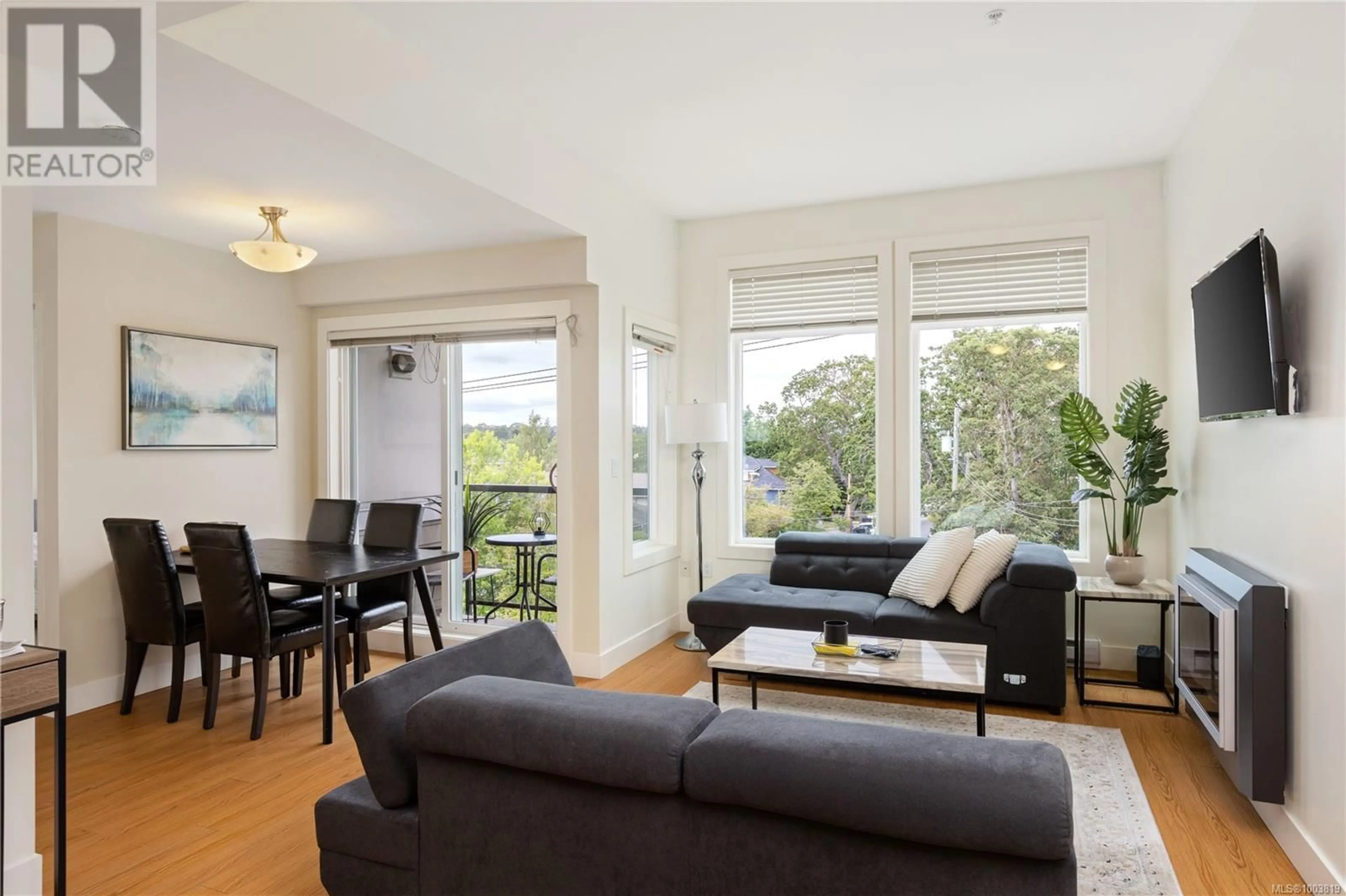Living room with furniture, wood/laminate floor for 404 - 1615 BAY STREET, Victoria British Columbia V8R2B7