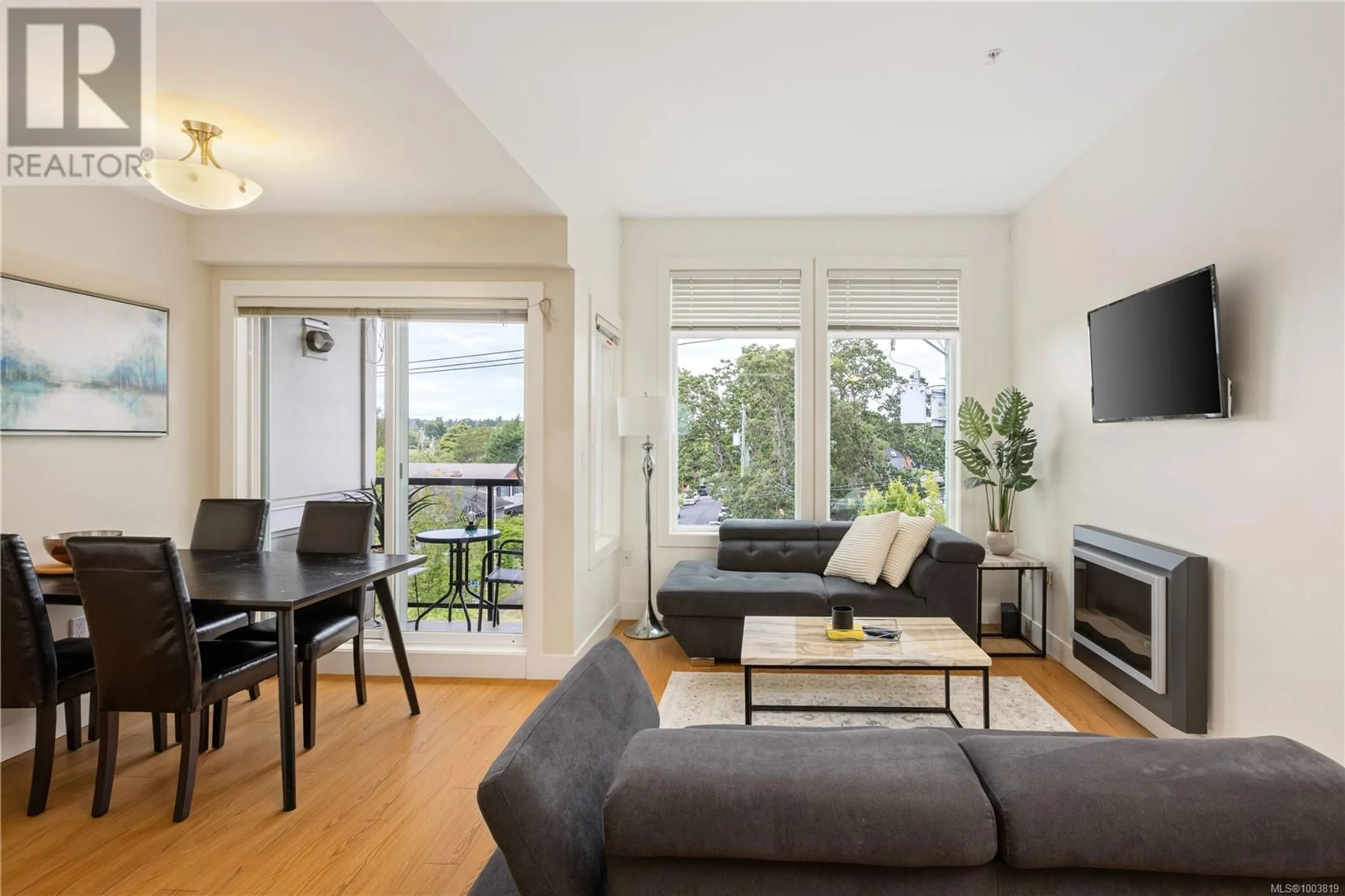 Living room with furniture, wood/laminate floor for 404 - 1615 BAY STREET, Victoria British Columbia V8R2B7