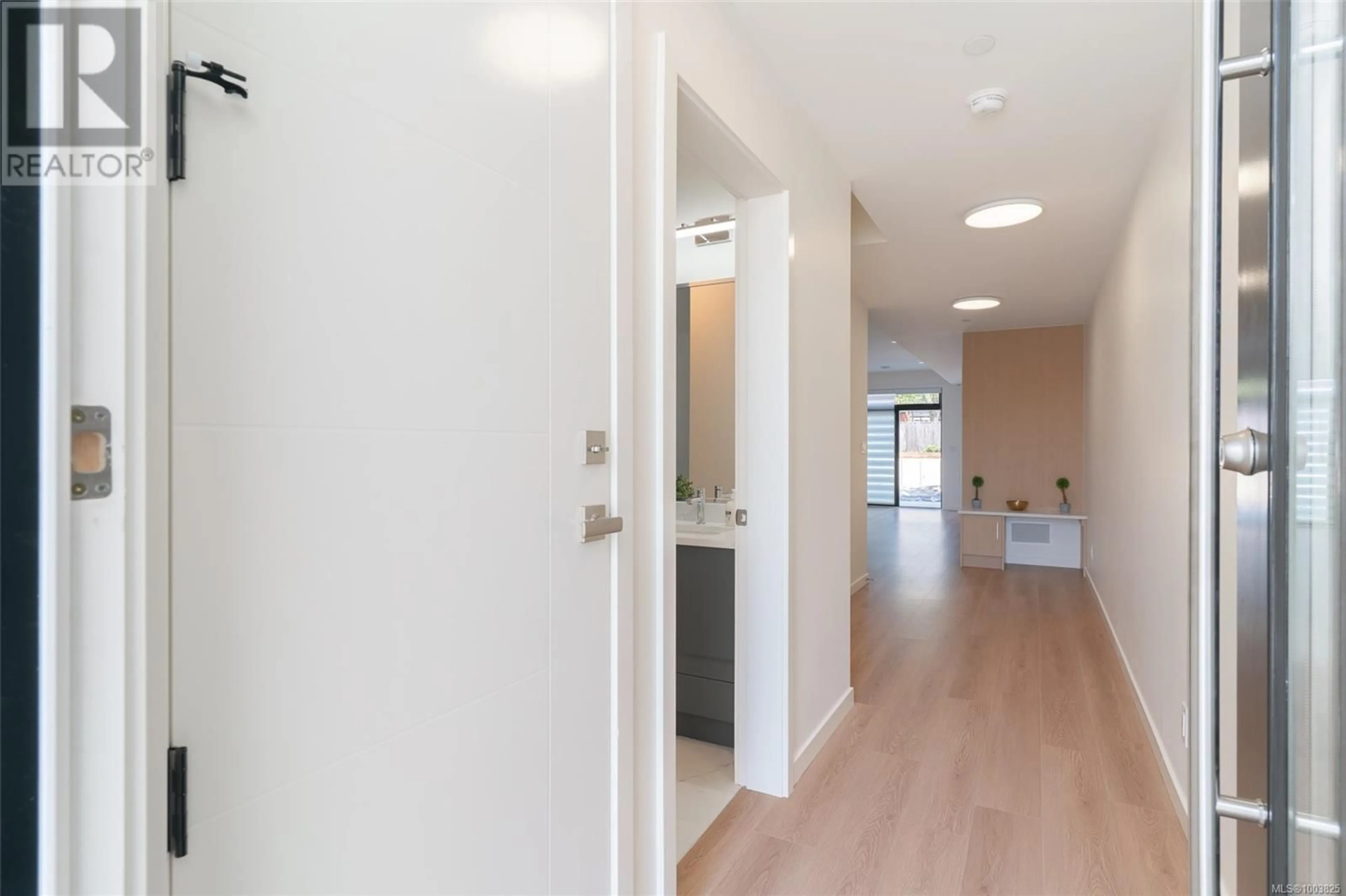 Indoor foyer for 102 - 608 SANDY COURT, Nanaimo British Columbia V9R1M1