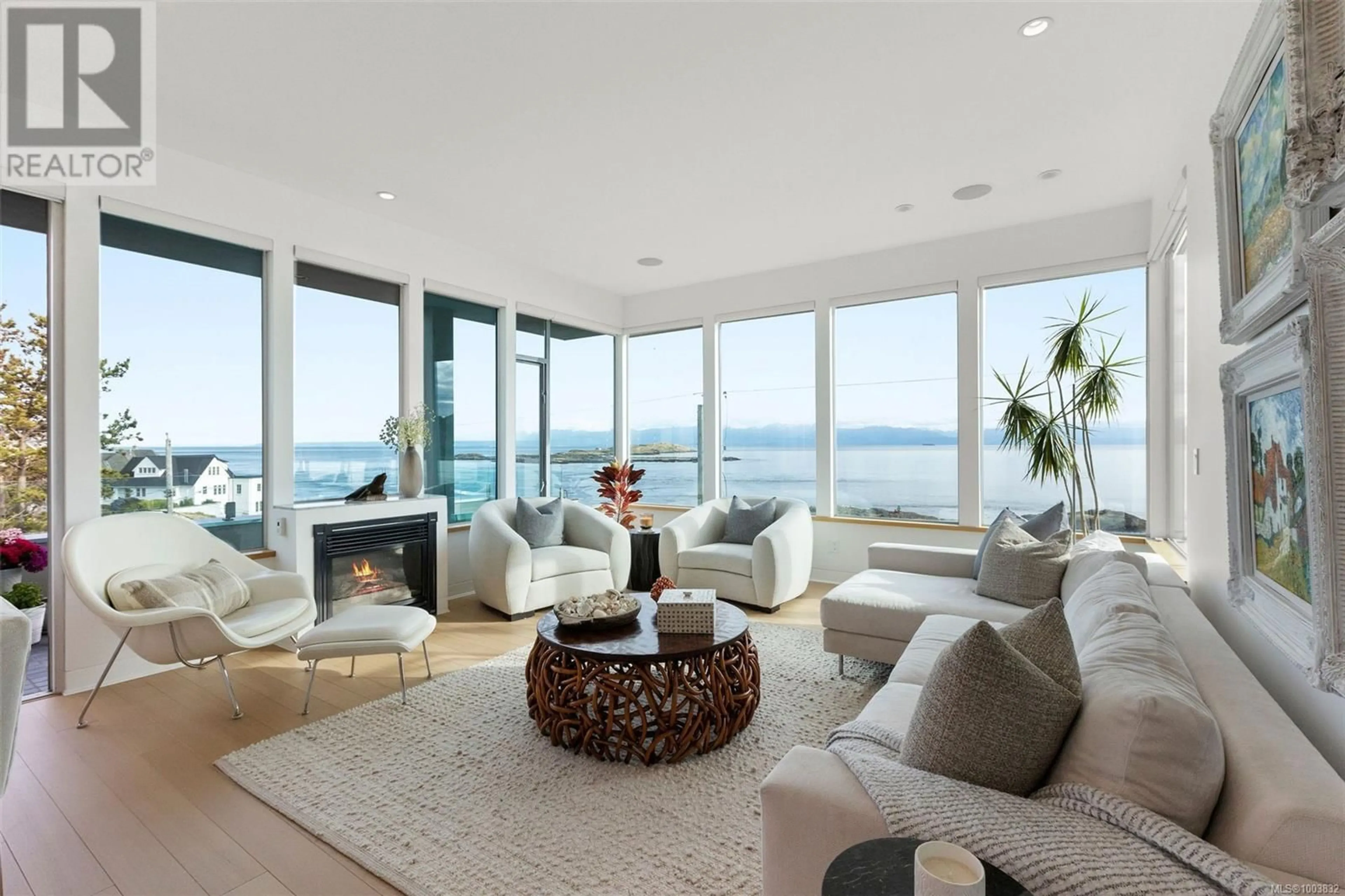 Living room with furniture, unknown for 572 BEACH DRIVE, Oak Bay British Columbia V8S2M5
