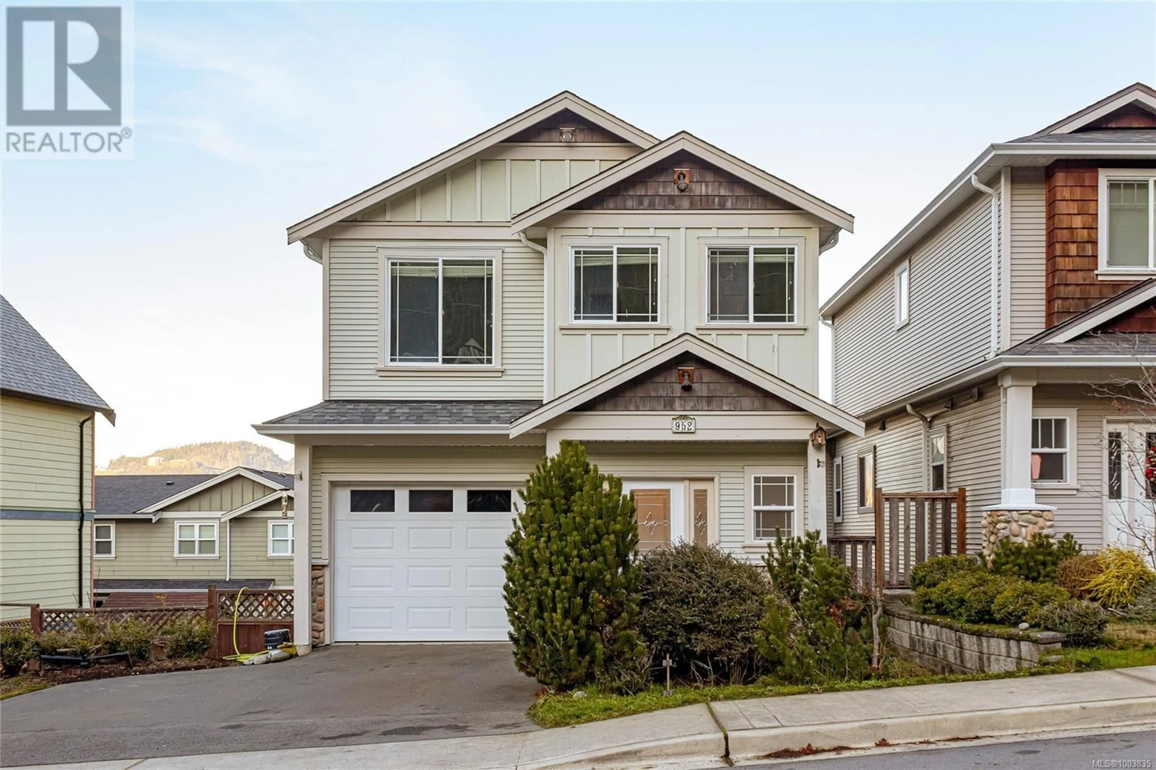 Home with vinyl exterior material, street for 952 WALFRED ROAD, Langford British Columbia V9C2P4
