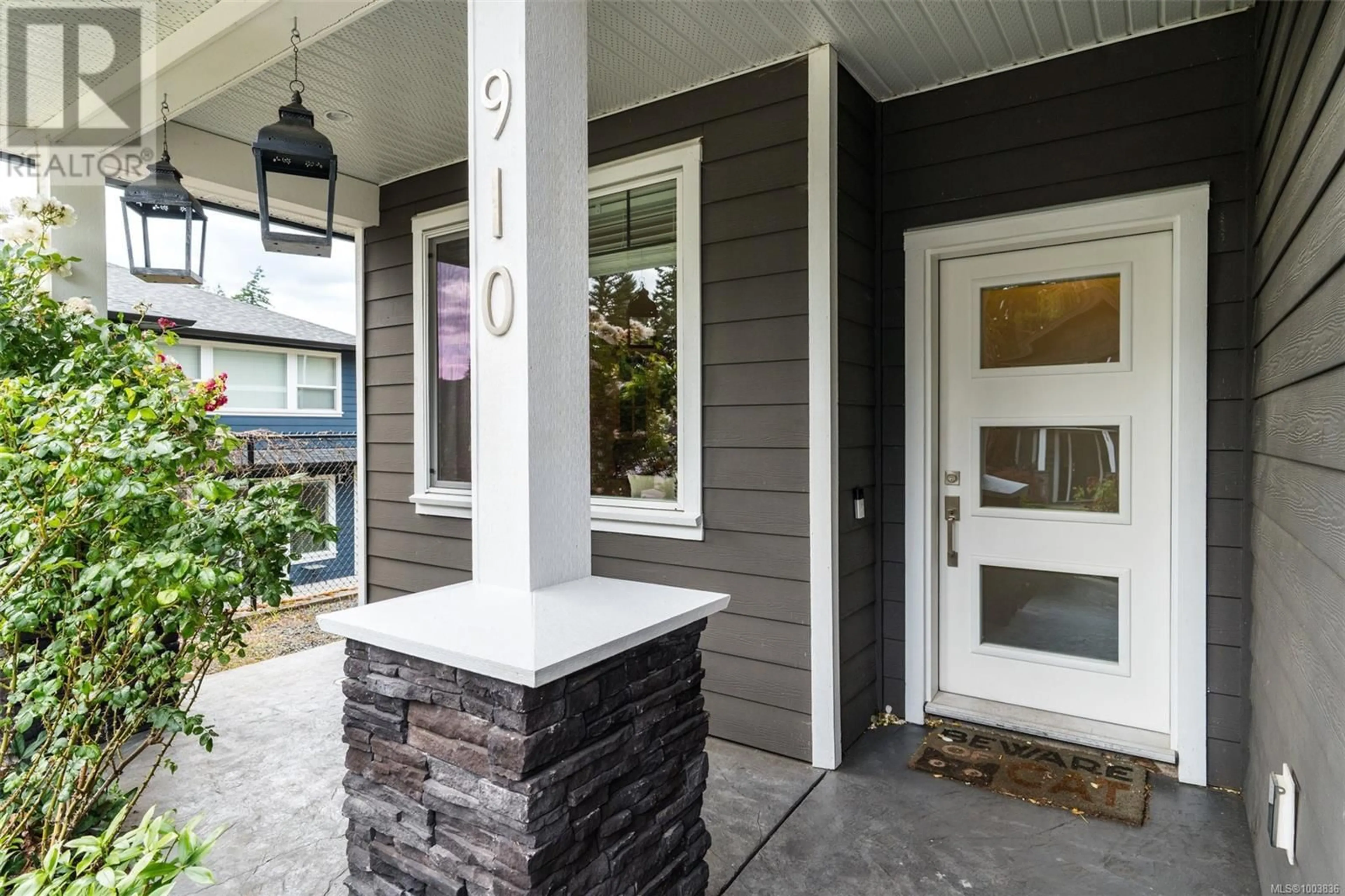 Indoor entryway for 910 ANCONA AVENUE, Langford British Columbia V9C0L3