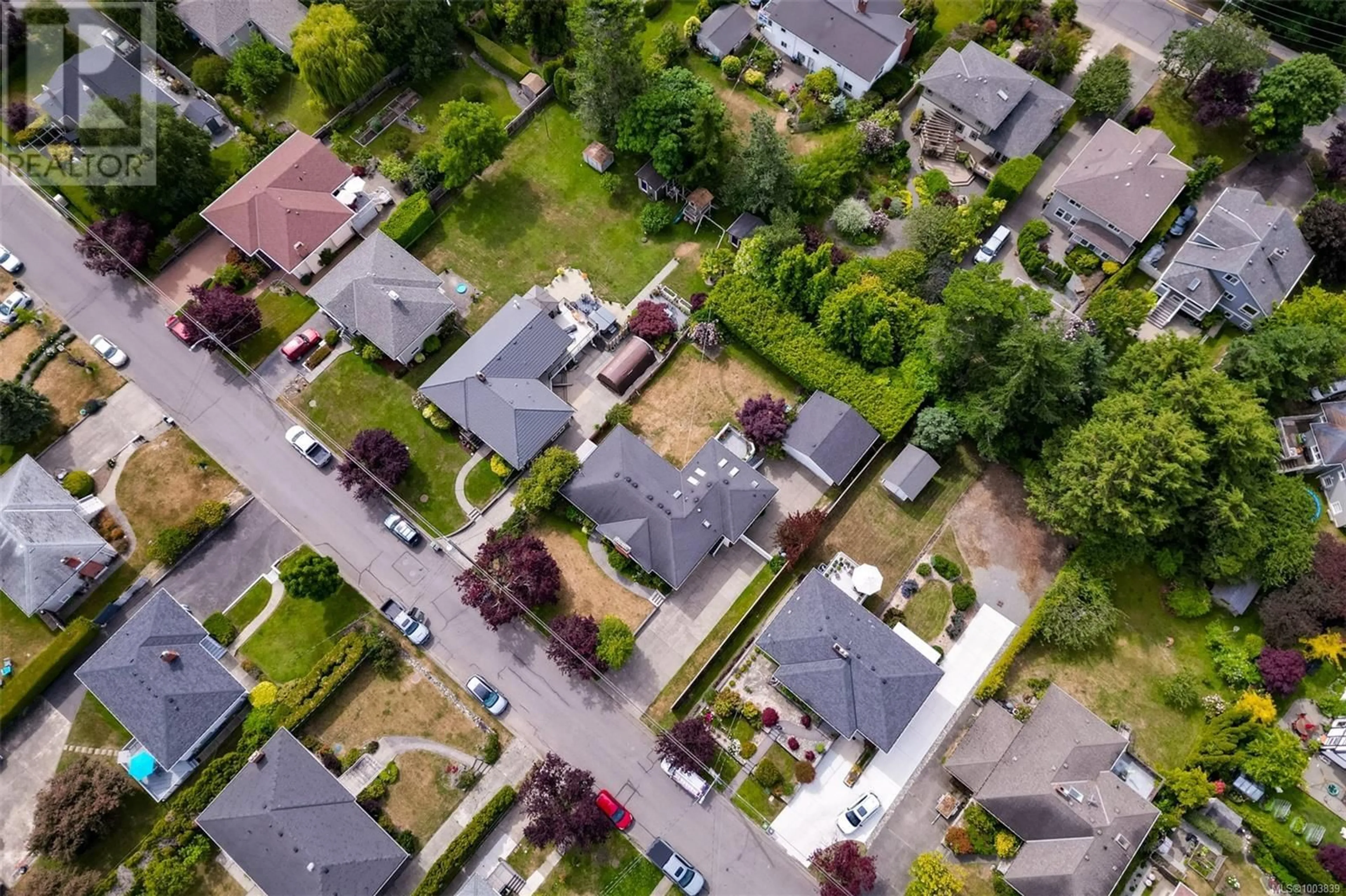 A pic from outside/outdoor area/front of a property/back of a property/a pic from drone, street for 1153 HADFIELD AVENUE, Esquimalt British Columbia V9A5N8