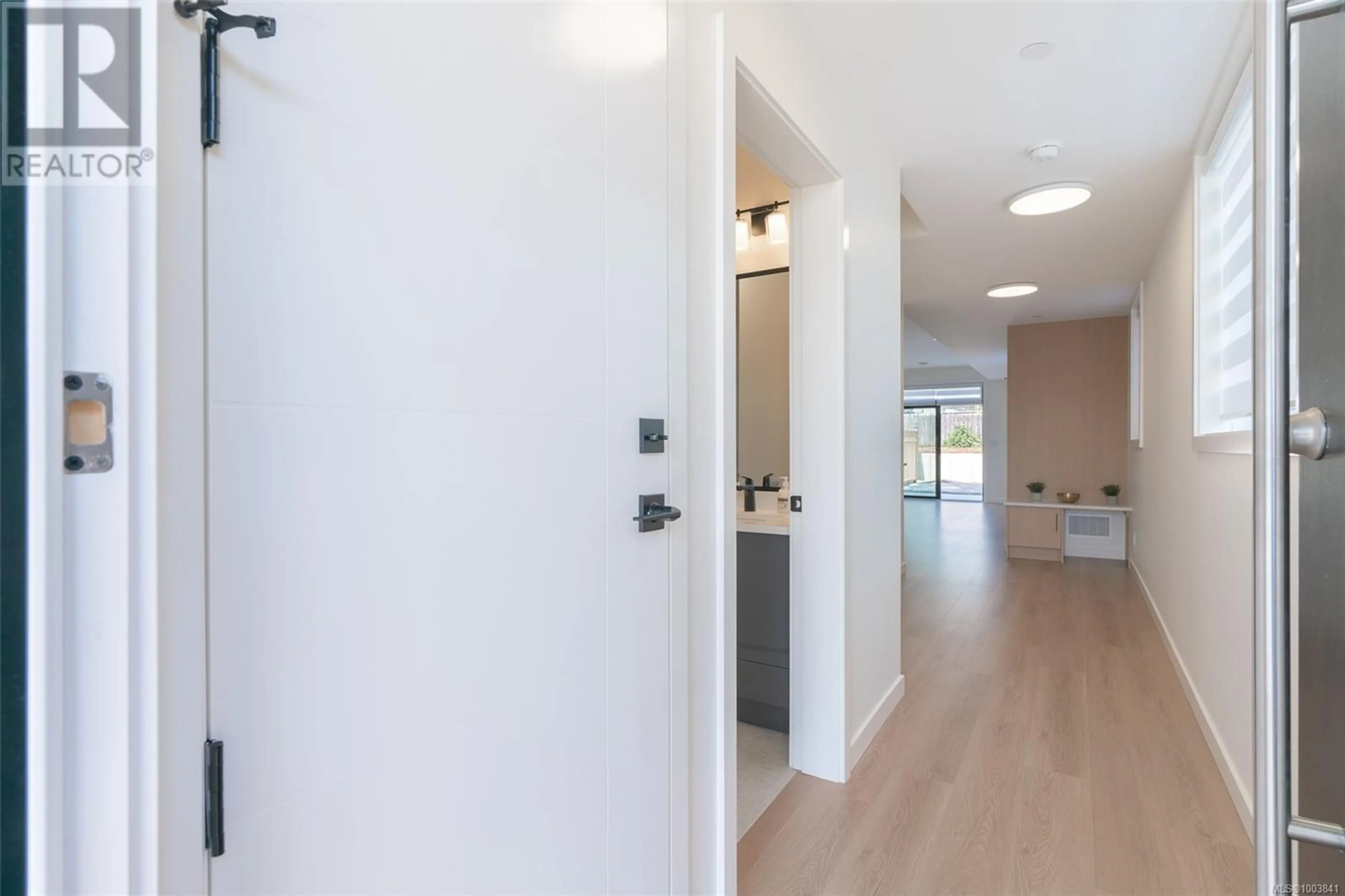 Indoor entryway for 101 - 608 SANDY COURT, Nanaimo British Columbia V9R1M1