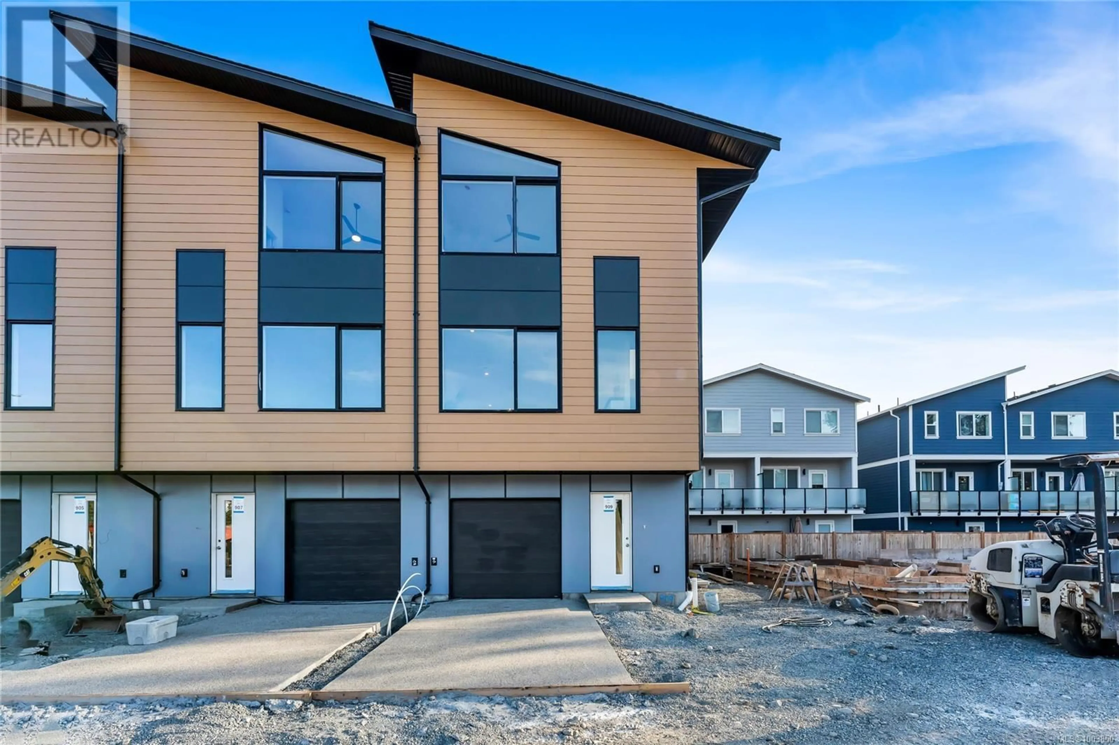 Home with vinyl exterior material, street for 907 VINE COURT, Langford British Columbia V9C2V8
