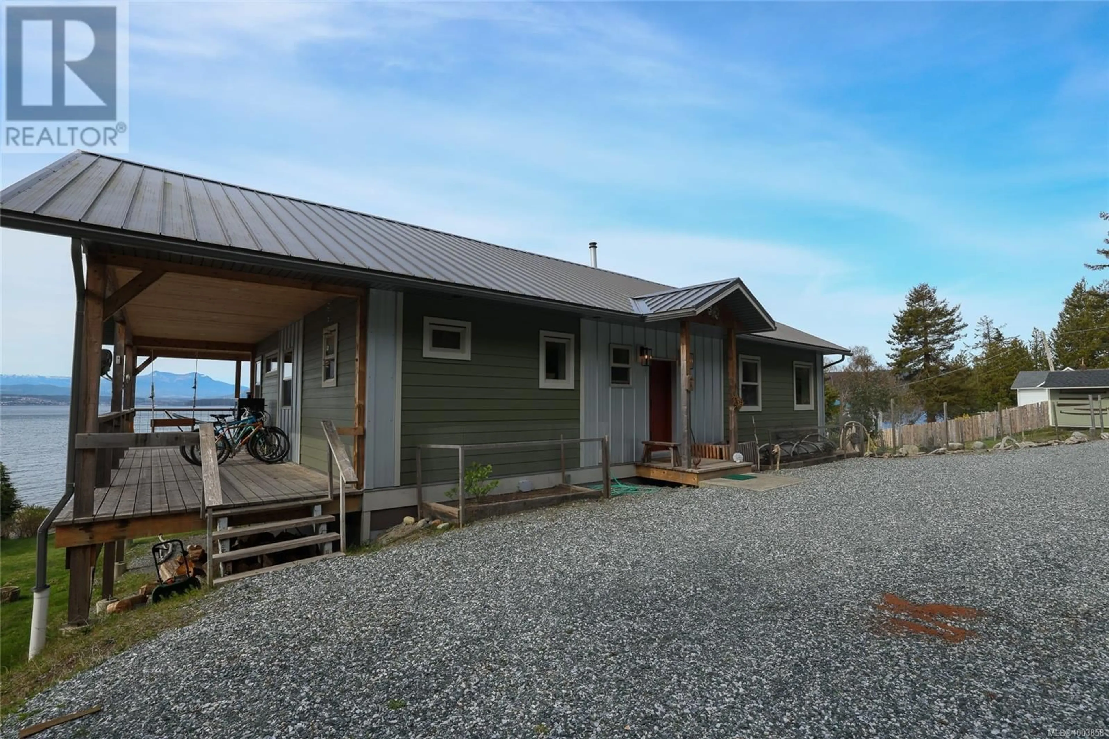 A pic from outside/outdoor area/front of a property/back of a property/a pic from drone, unknown for 420 1ST STREET, Malcolm Island British Columbia V0N3E0