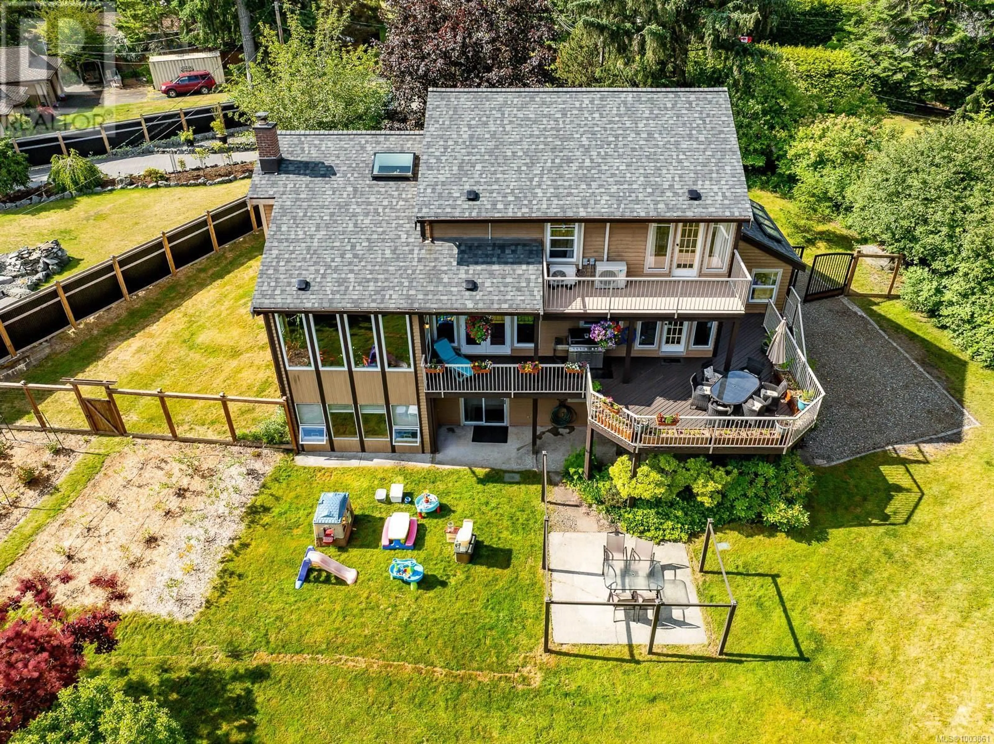 A pic from outside/outdoor area/front of a property/back of a property/a pic from drone, water/lake/river/ocean view for 3846 ASMAN TURN ROAD, Campbell River British Columbia V9H1J2