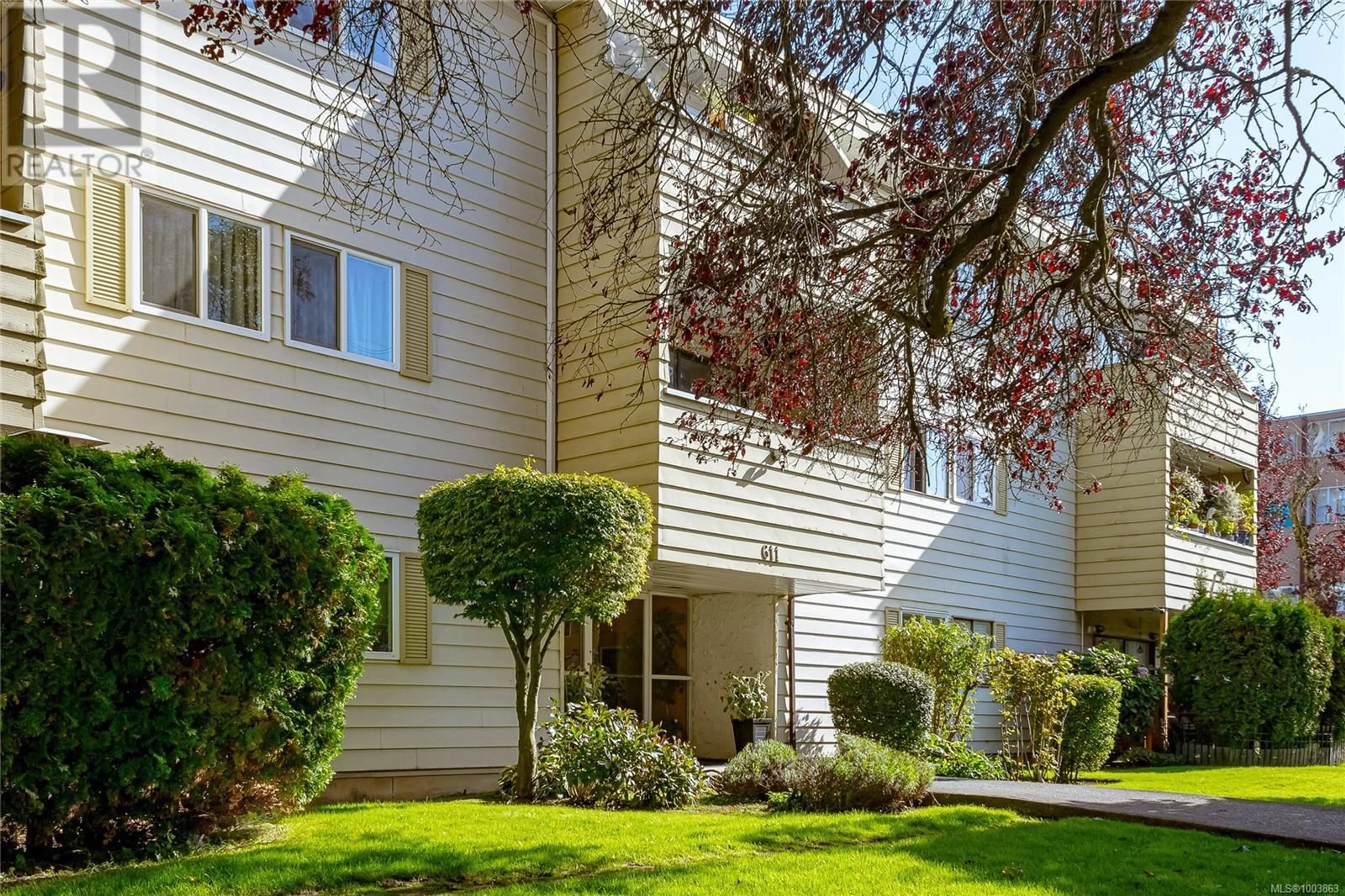 Home with vinyl exterior material, street for 303 - 611 CONSTANCE AVENUE, Esquimalt British Columbia V0S1N0