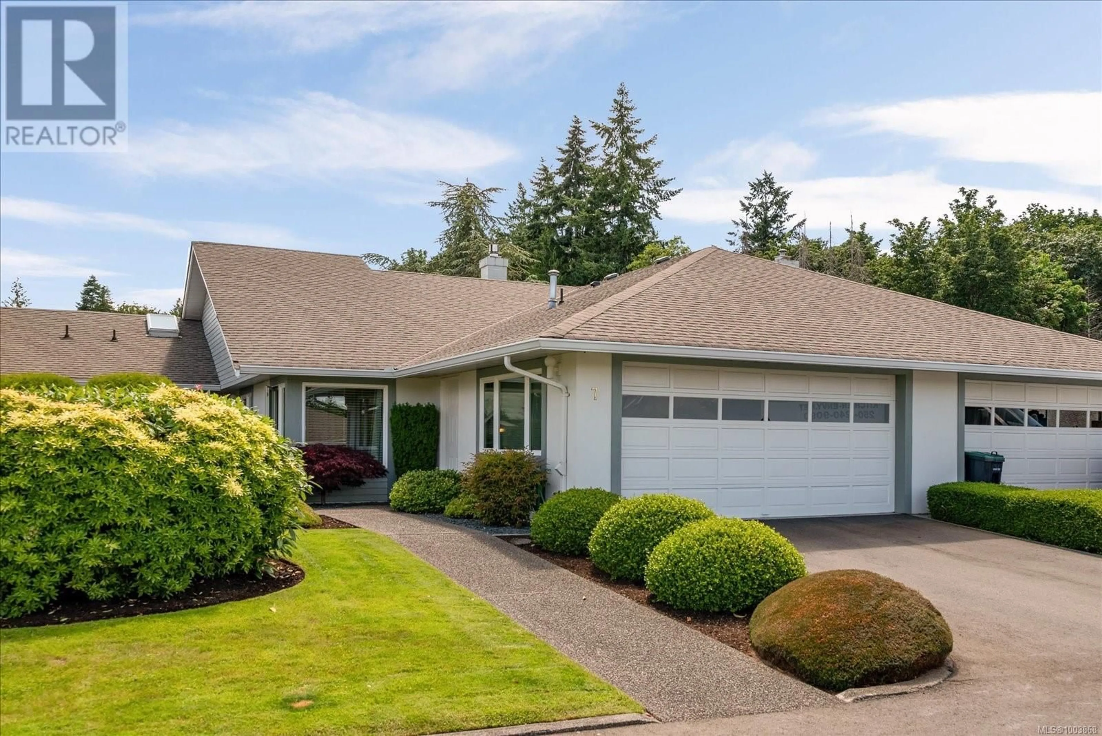 Home with vinyl exterior material, street for 7 - 639 ARBUTUS STREET, Qualicum Beach British Columbia V9K1P4
