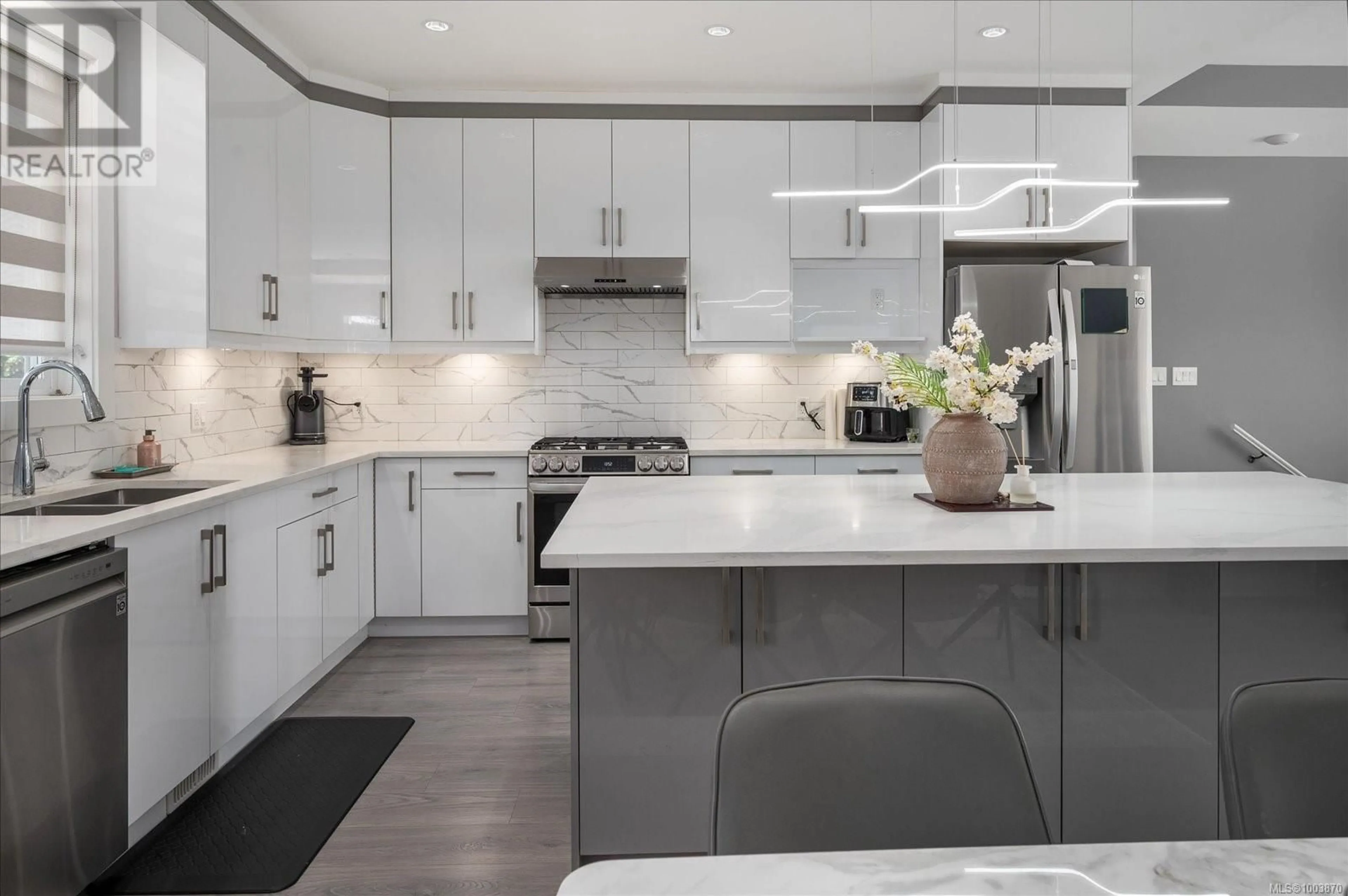Contemporary kitchen, ceramic/tile floor for 4168 UPLANDS DRIVE, Nanaimo British Columbia V9T5K5