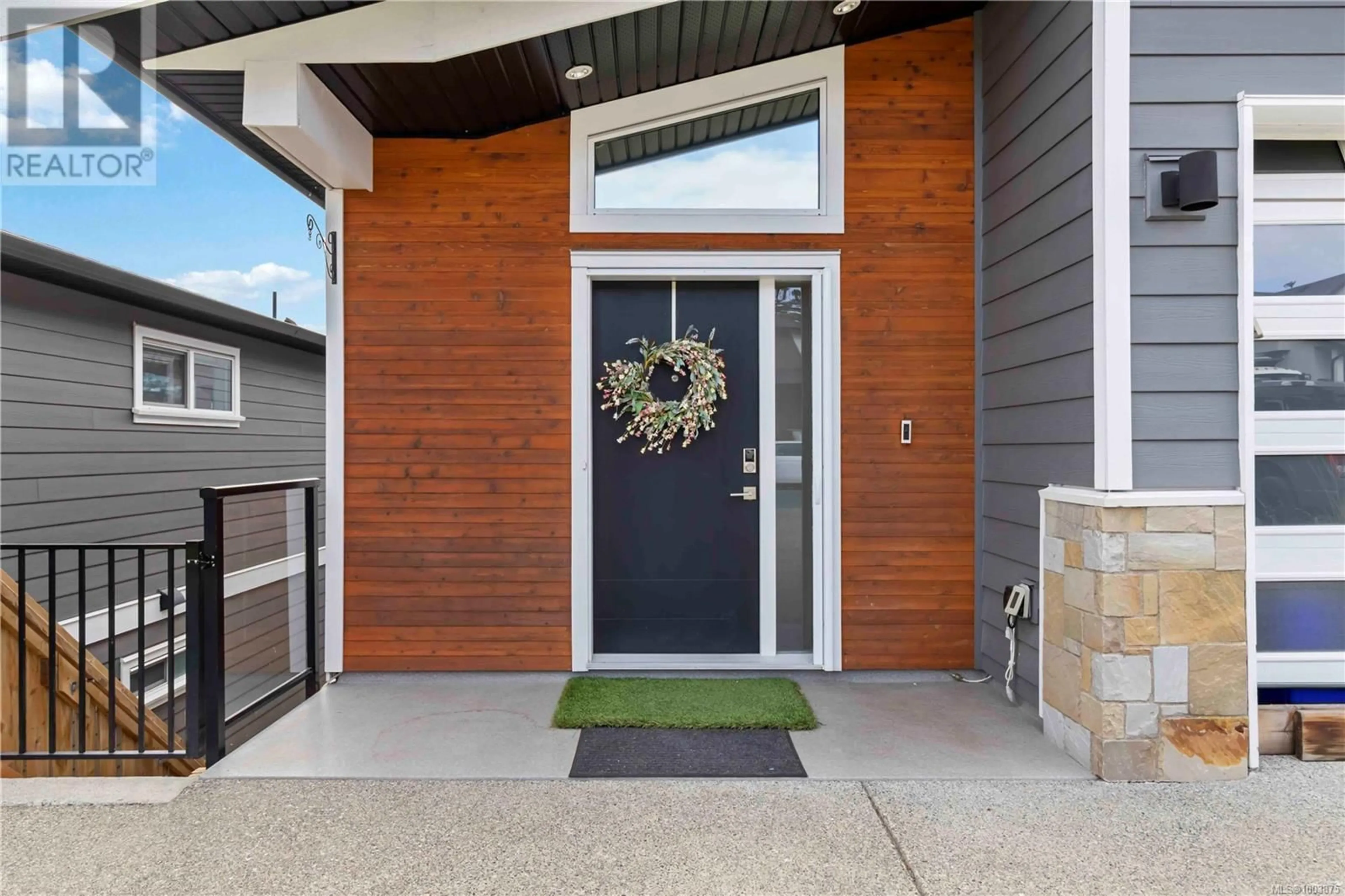 Indoor entryway for 2452 PROSPECTOR WAY, Langford British Columbia V9B5X6