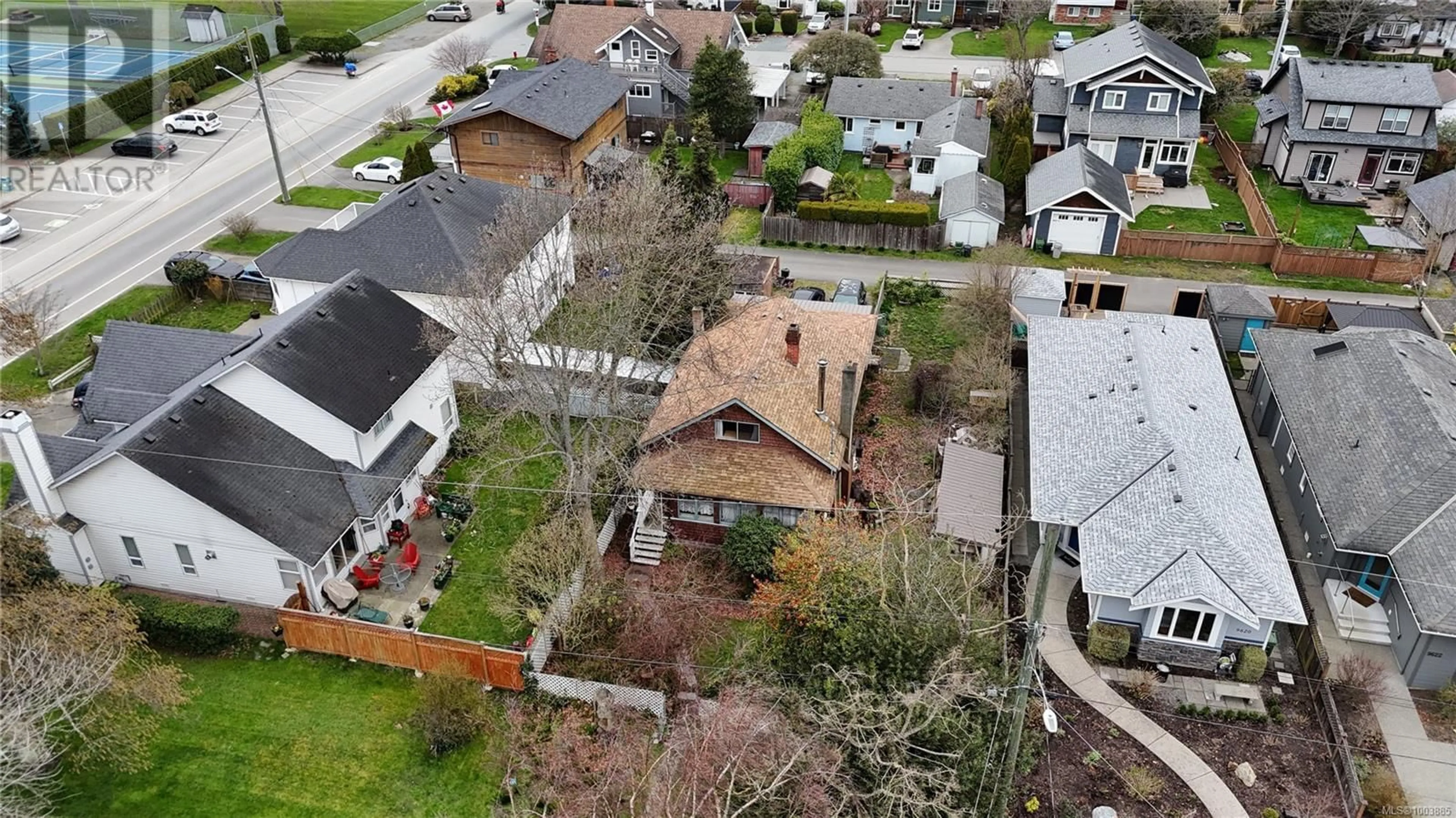 A pic from outside/outdoor area/front of a property/back of a property/a pic from drone, unknown for 9616 SIXTH STREET, Sidney British Columbia V8L2W2