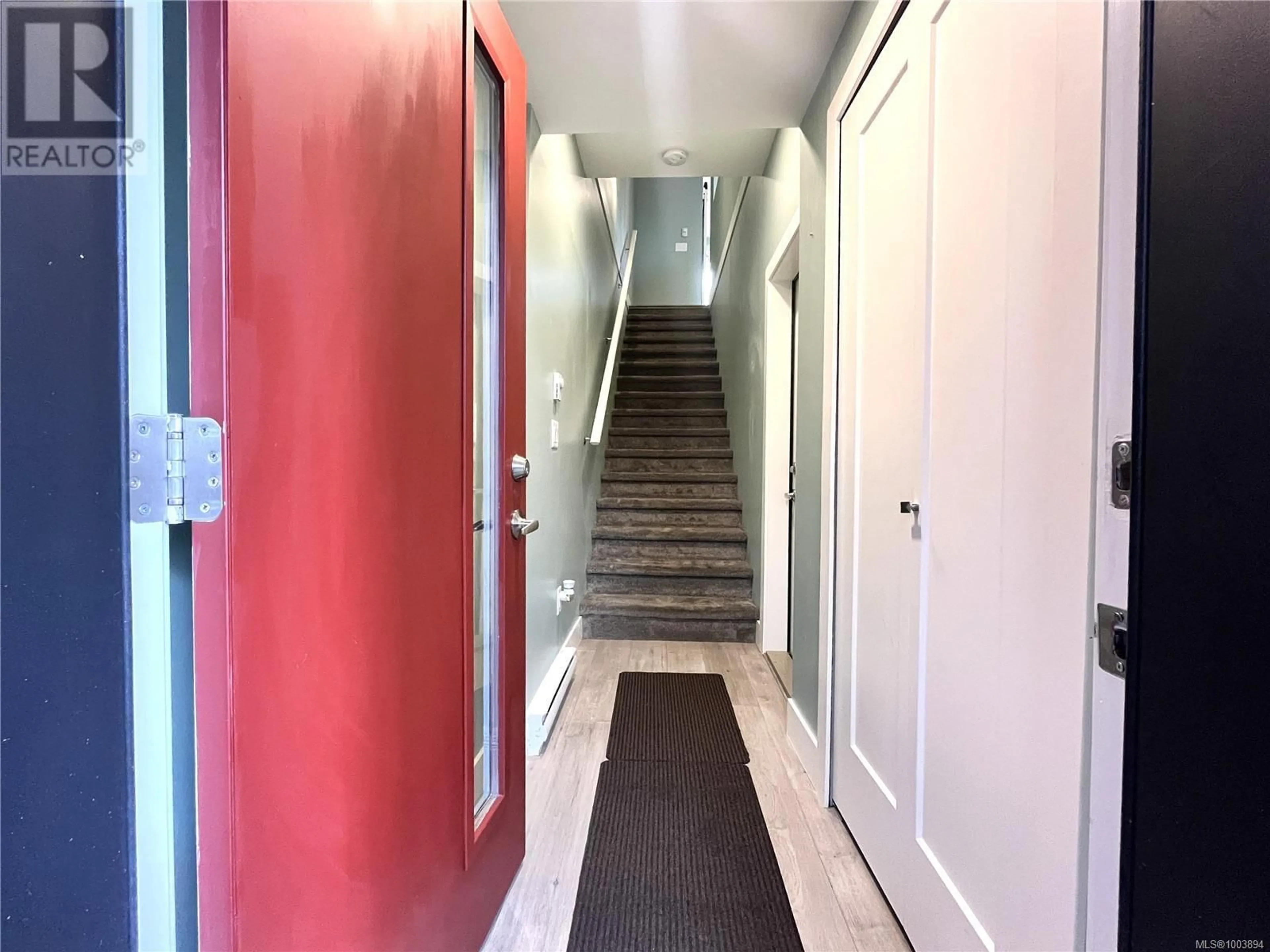 Indoor foyer for 104 - 1726 KERRISDALE ROAD, Nanaimo British Columbia V9S1N5