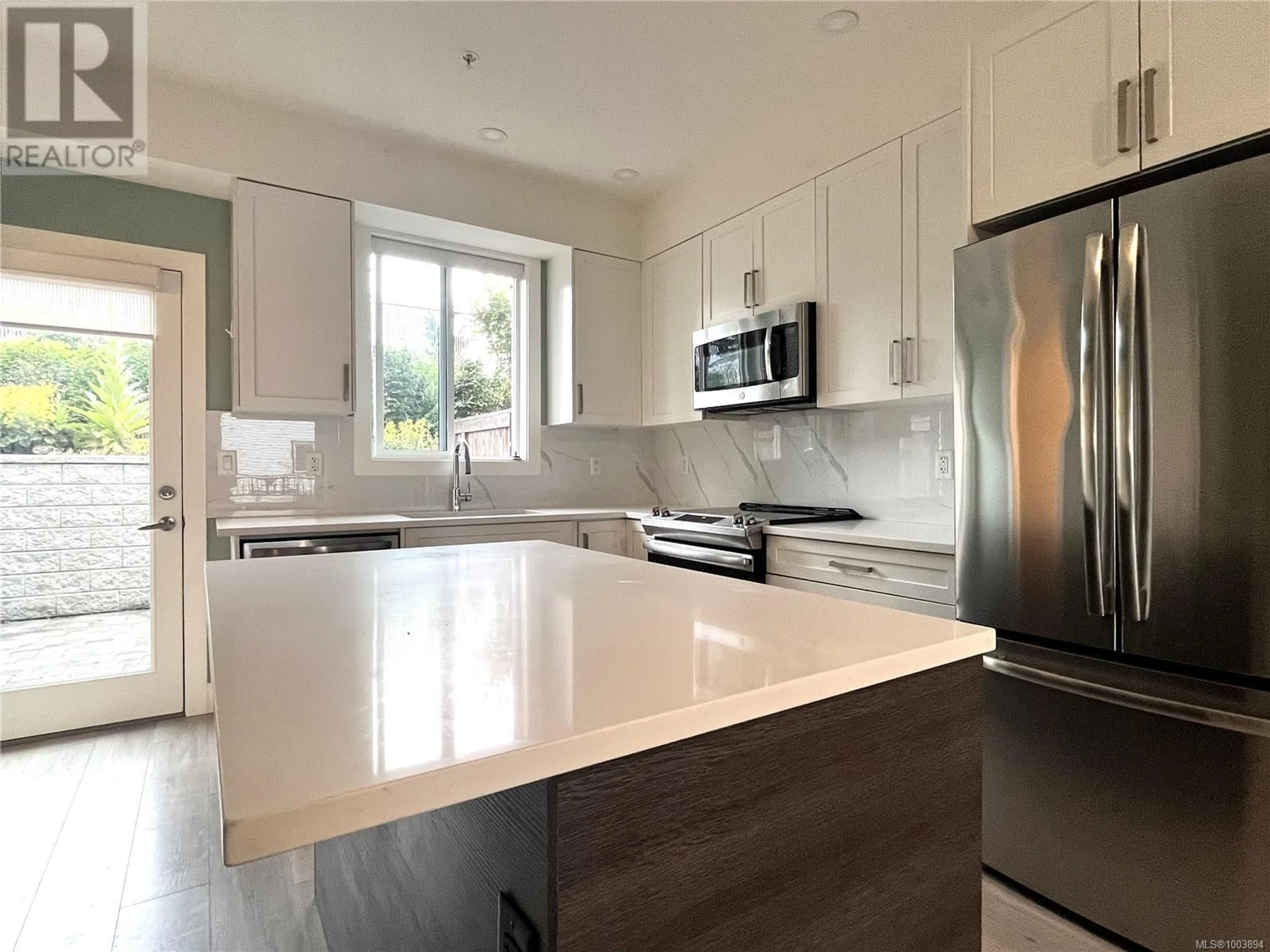 Open concept kitchen, ceramic/tile floor for 104 - 1726 KERRISDALE ROAD, Nanaimo British Columbia V9S1N5