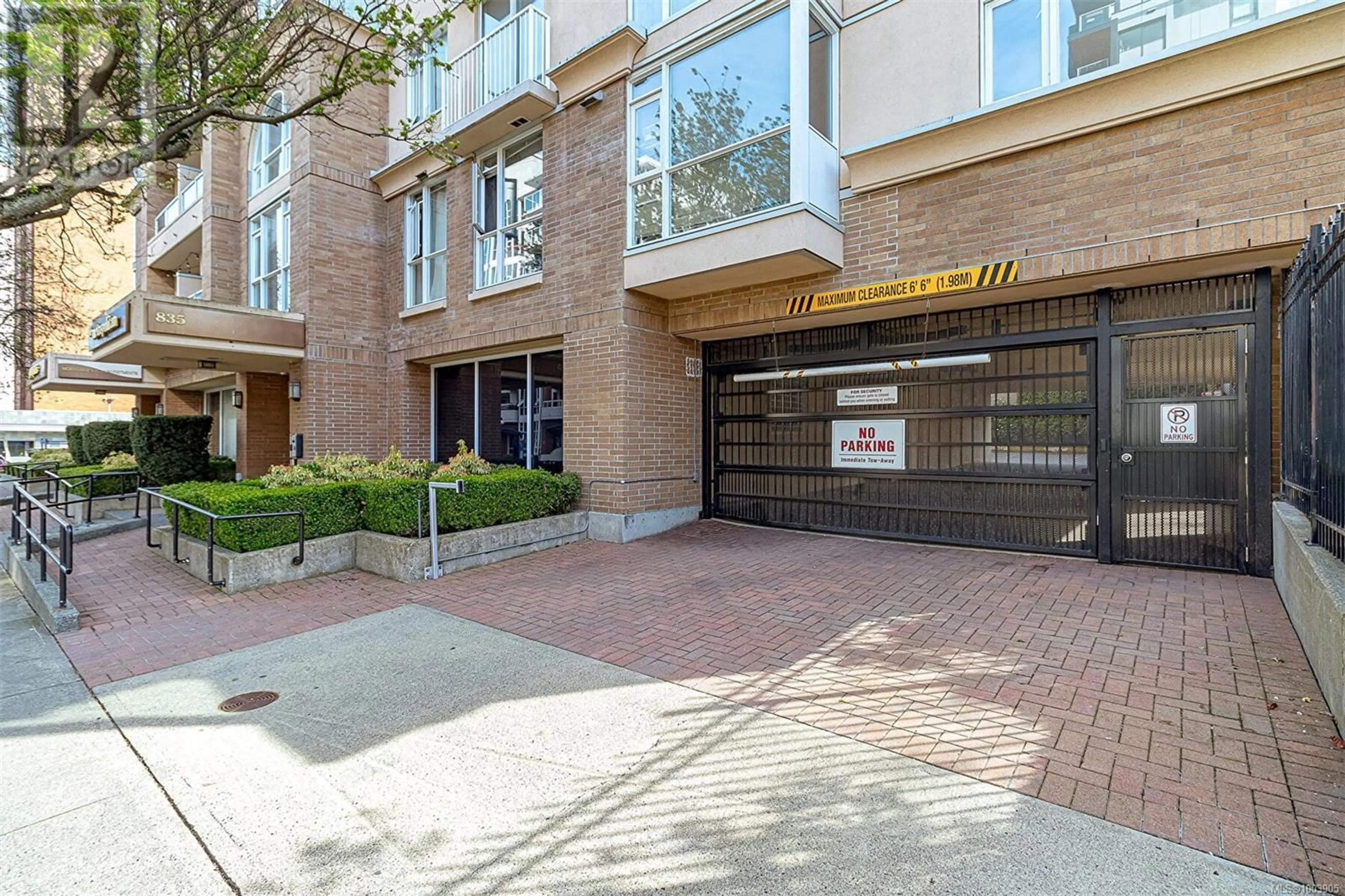 Indoor foyer for 1112 - 835 VIEW STREET, Victoria British Columbia V8W3W8