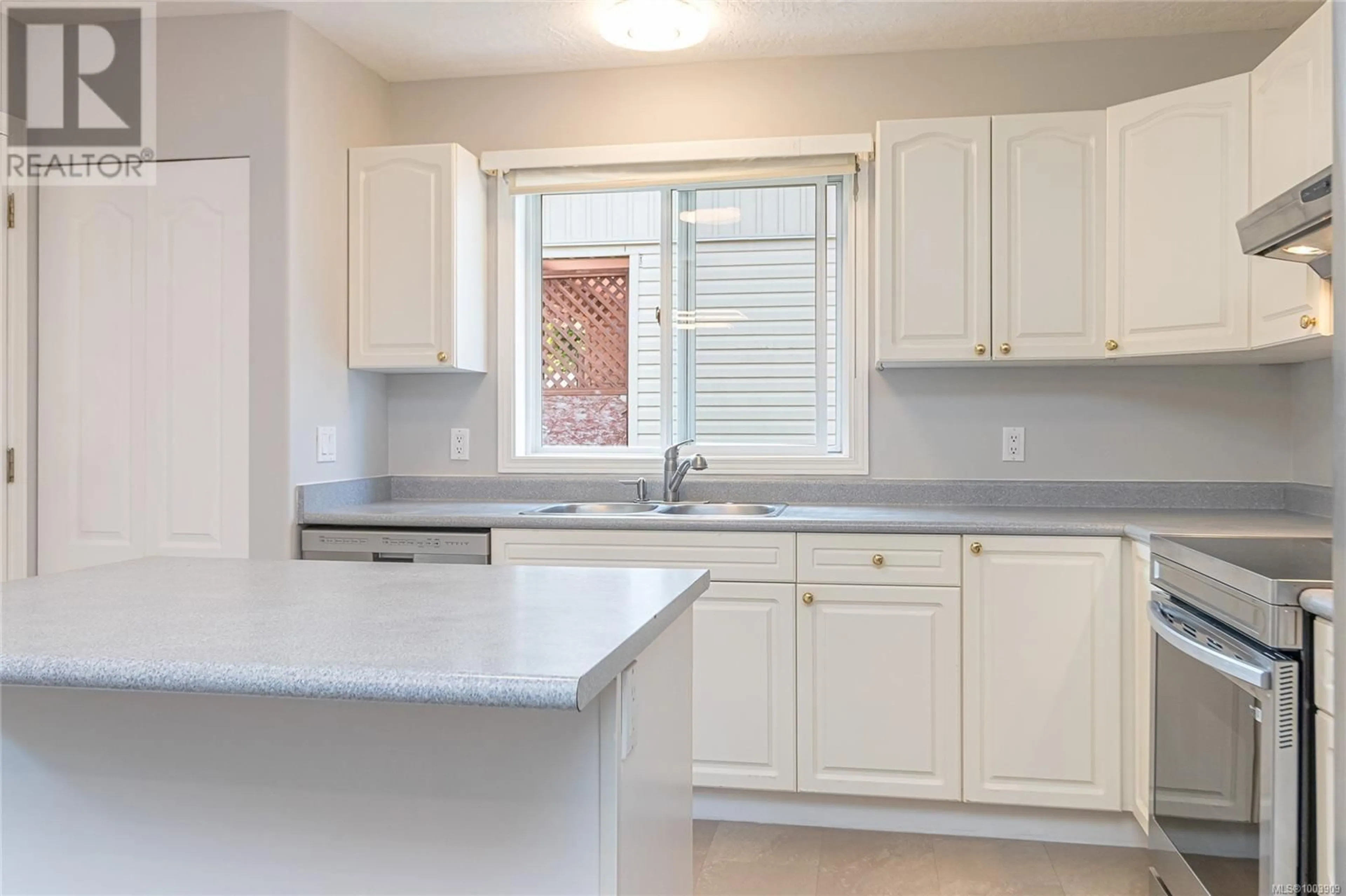 Standard kitchen, ceramic/tile floor for 4731 HAMMOND BAY ROAD, Nanaimo British Columbia V9T5A9