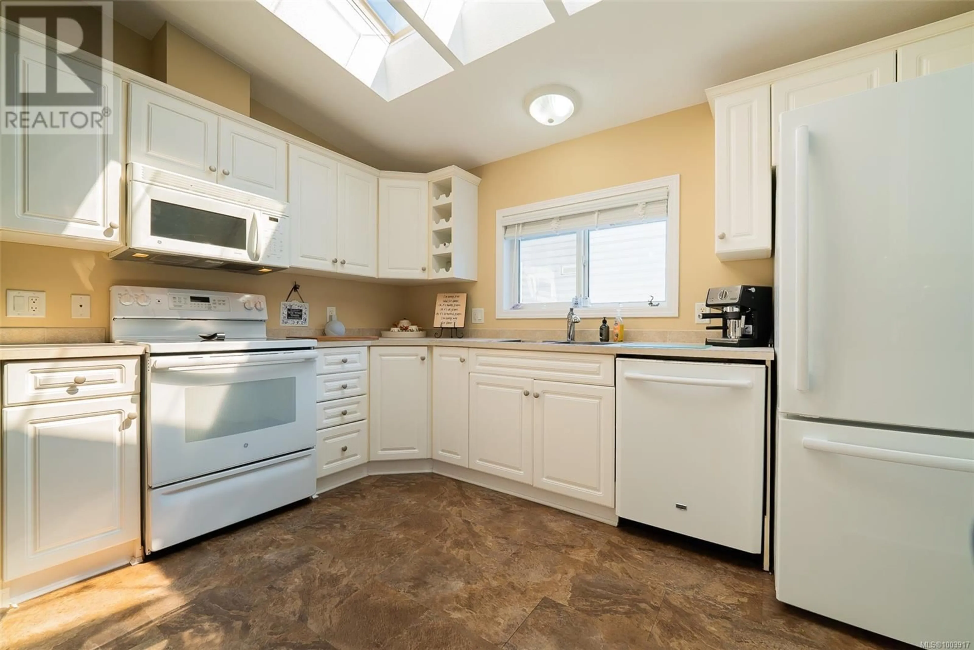 Standard kitchen, ceramic/tile floor for 87 - 1927 VALLEY OAK DRIVE, Nanaimo British Columbia V9R6N1