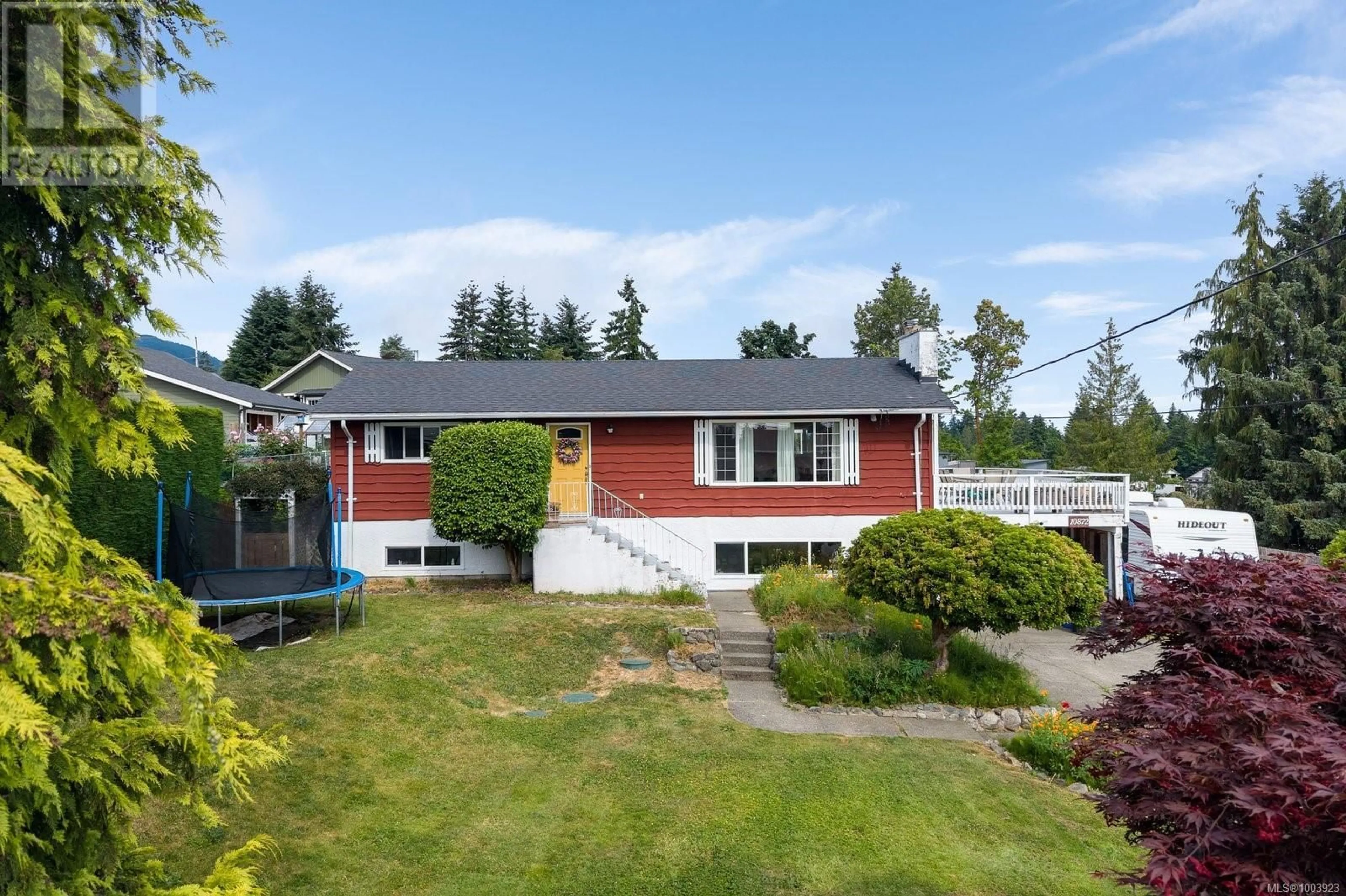 A pic from outside/outdoor area/front of a property/back of a property/a pic from drone, unknown for 10872 GRANDVIEW ROAD, Saltair British Columbia V9G1Z7