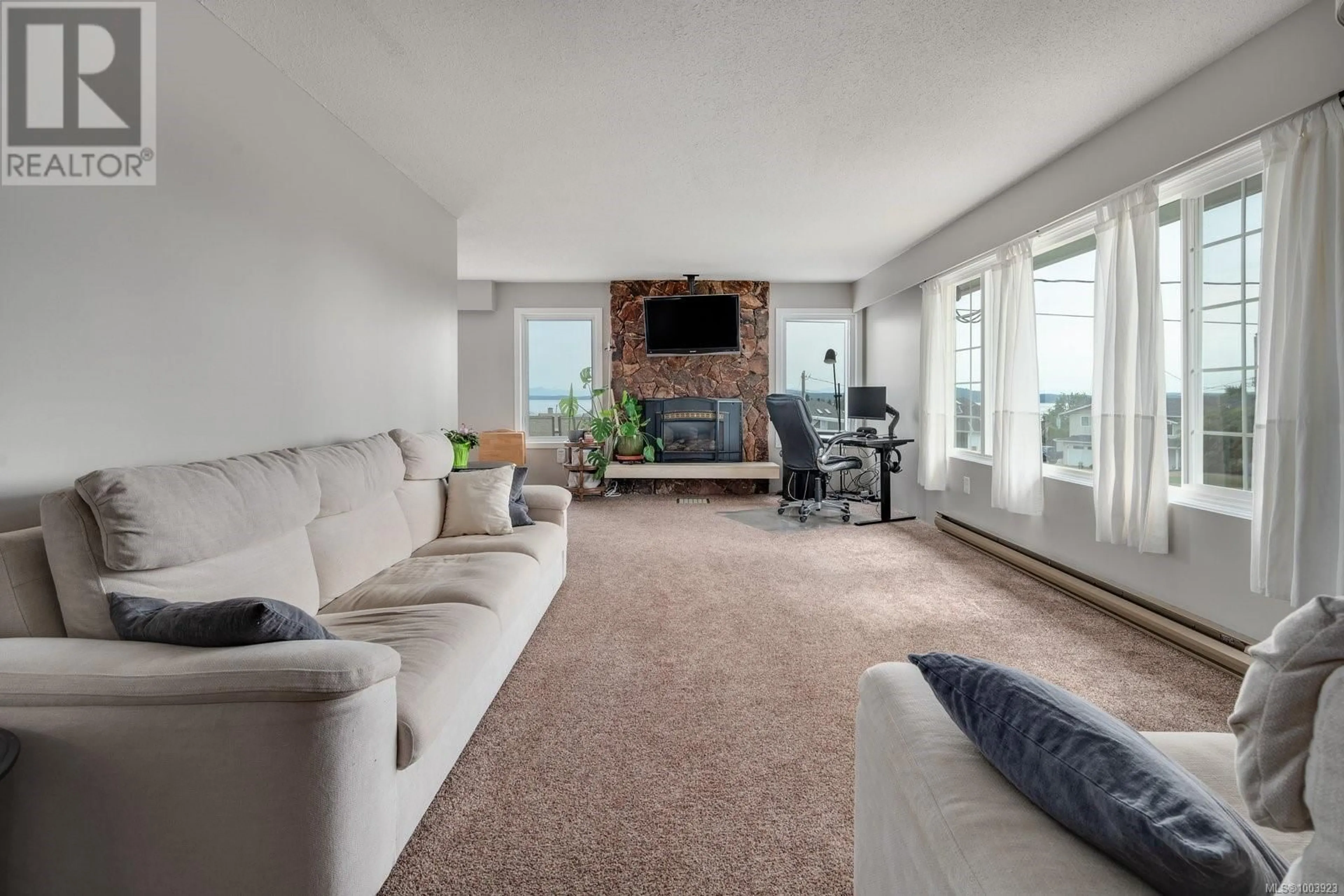 Living room with furniture, carpet floor for 10872 GRANDVIEW ROAD, Saltair British Columbia V9G1Z7