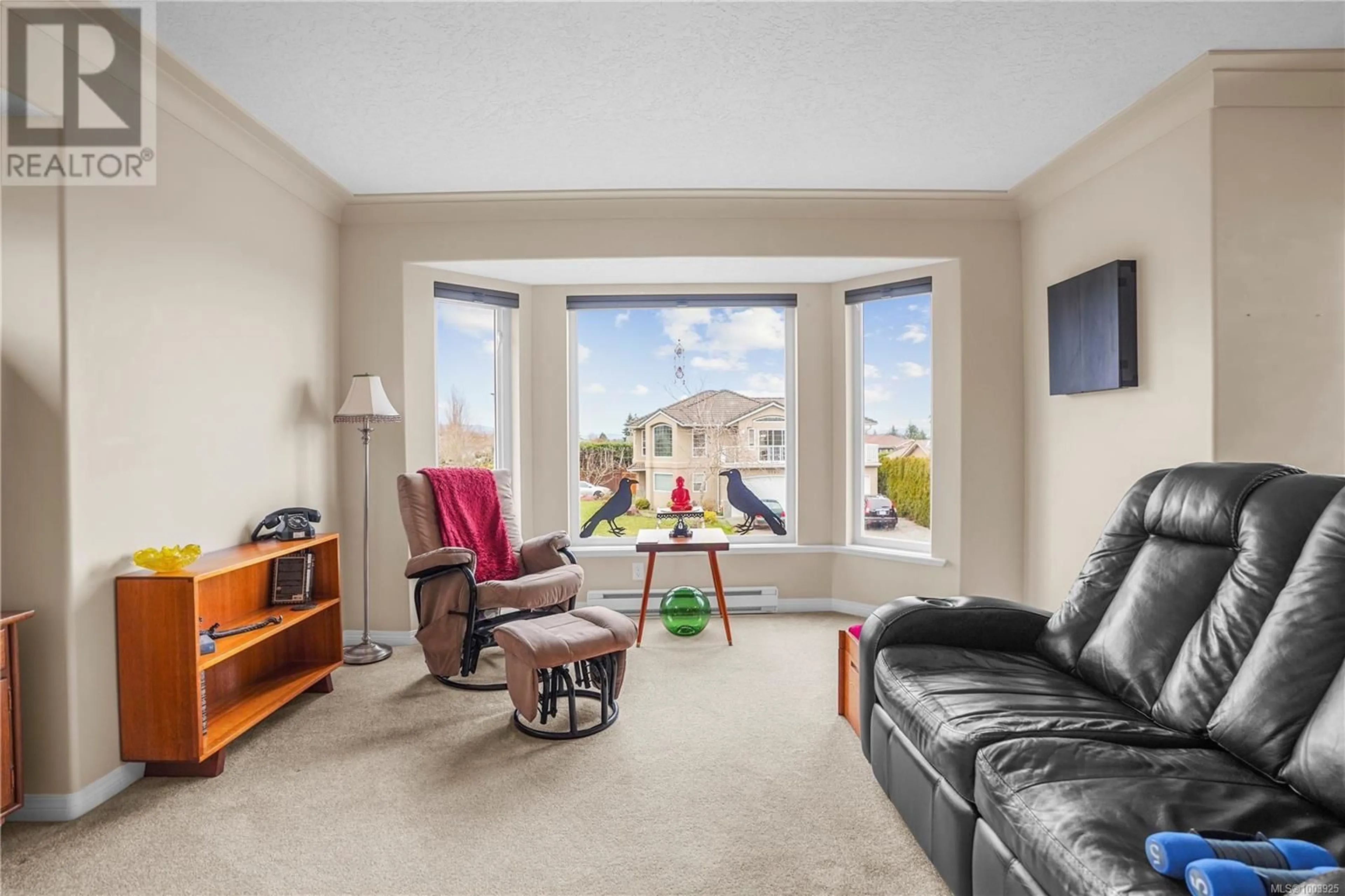 Living room with furniture, unknown for 2541 WILCOX TERRACE, Central Saanich British Columbia V8Z7G5