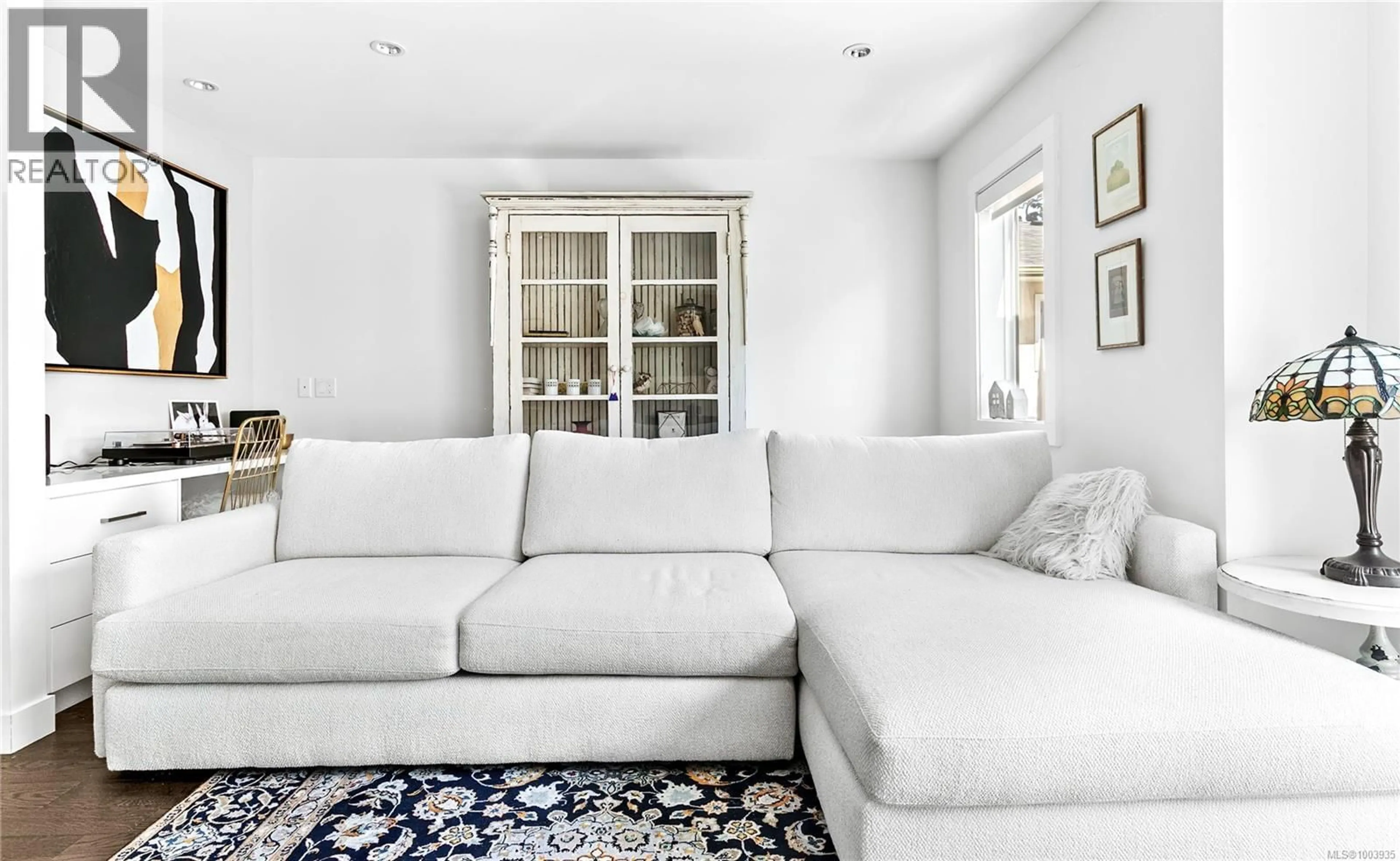 Living room with furniture, unknown for 7 - 1032 CLOVERDALE AVENUE, Saanich British Columbia V8X2T9