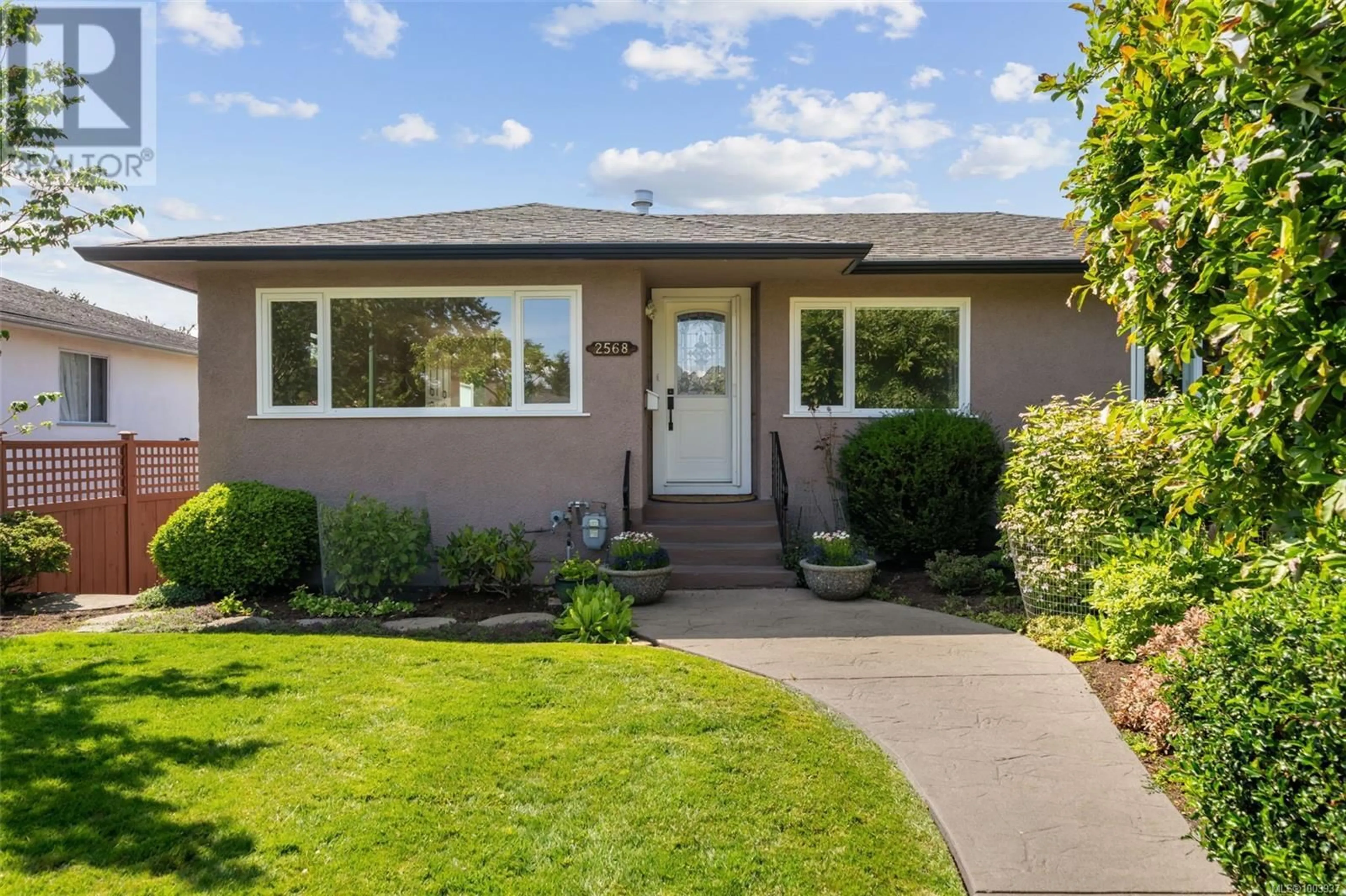 Home with vinyl exterior material, street for 2568 EASTDOWNE ROAD, Oak Bay British Columbia V8R5P9