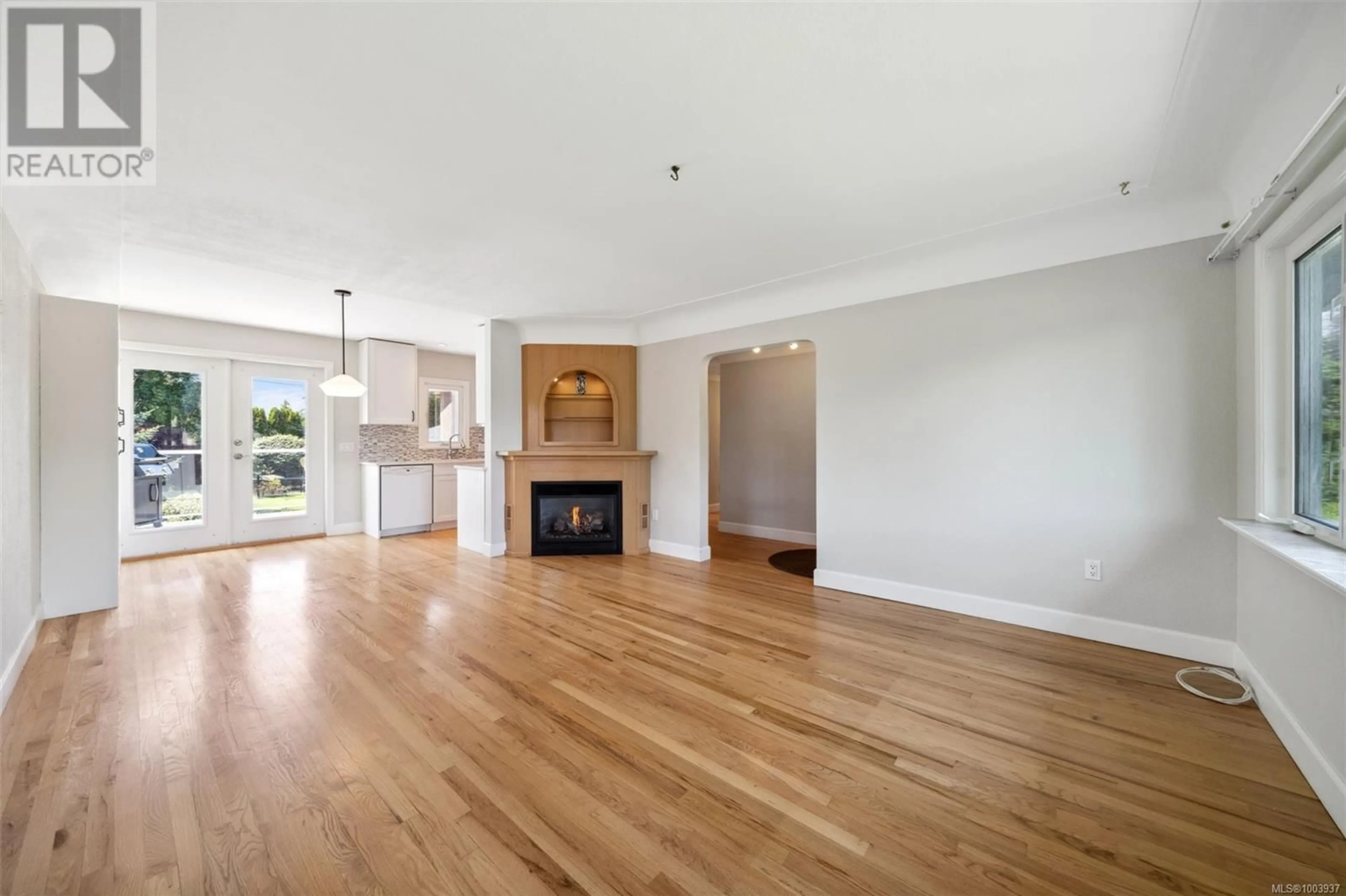 Living room with furniture, wood/laminate floor for 2568 EASTDOWNE ROAD, Oak Bay British Columbia V8R5P9