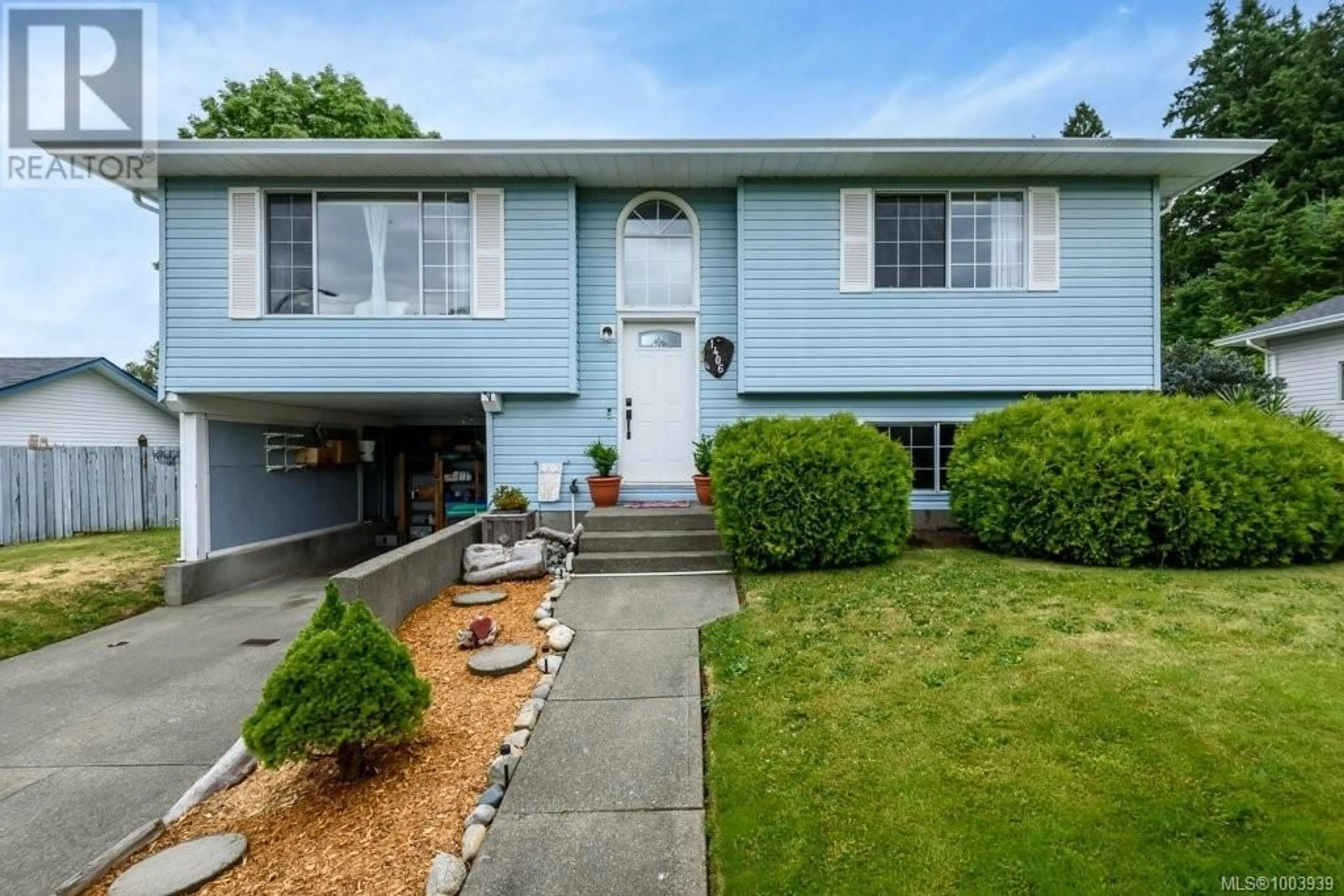 Home with vinyl exterior material, street for 1406 DOGWOOD AVENUE, Comox British Columbia V9M2Z5
