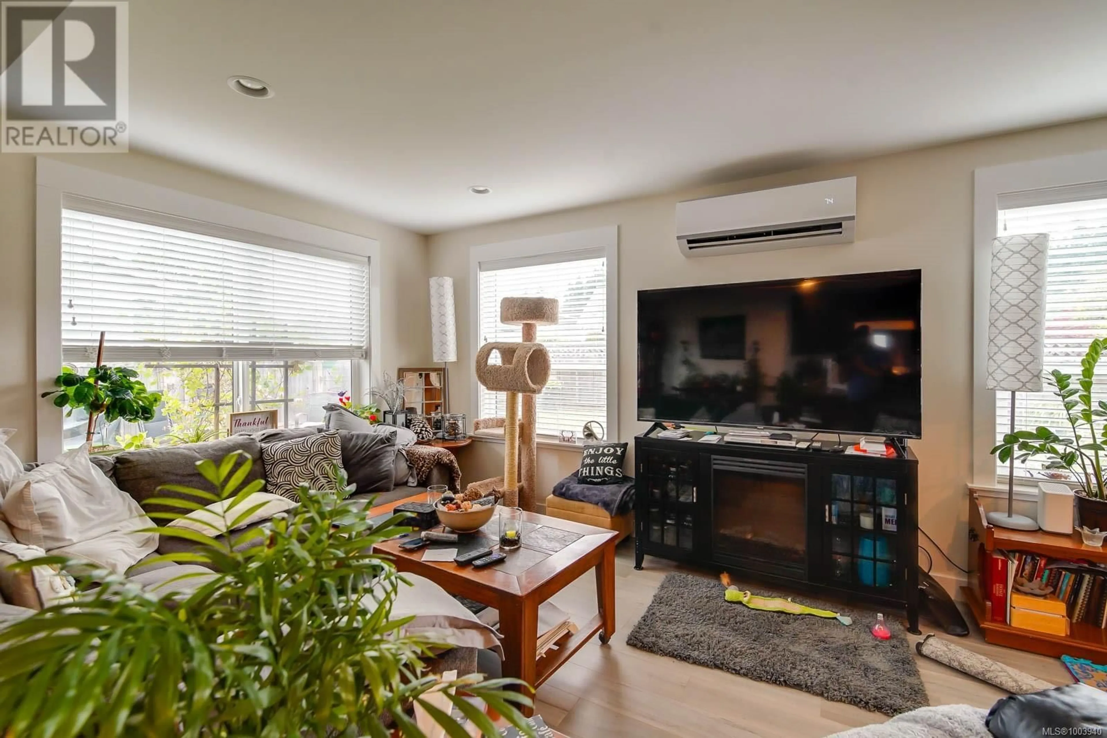 Living room with furniture, wood/laminate floor for 2 - 2702 ANDERSON AVENUE, Port Alberni British Columbia V9Y2V8
