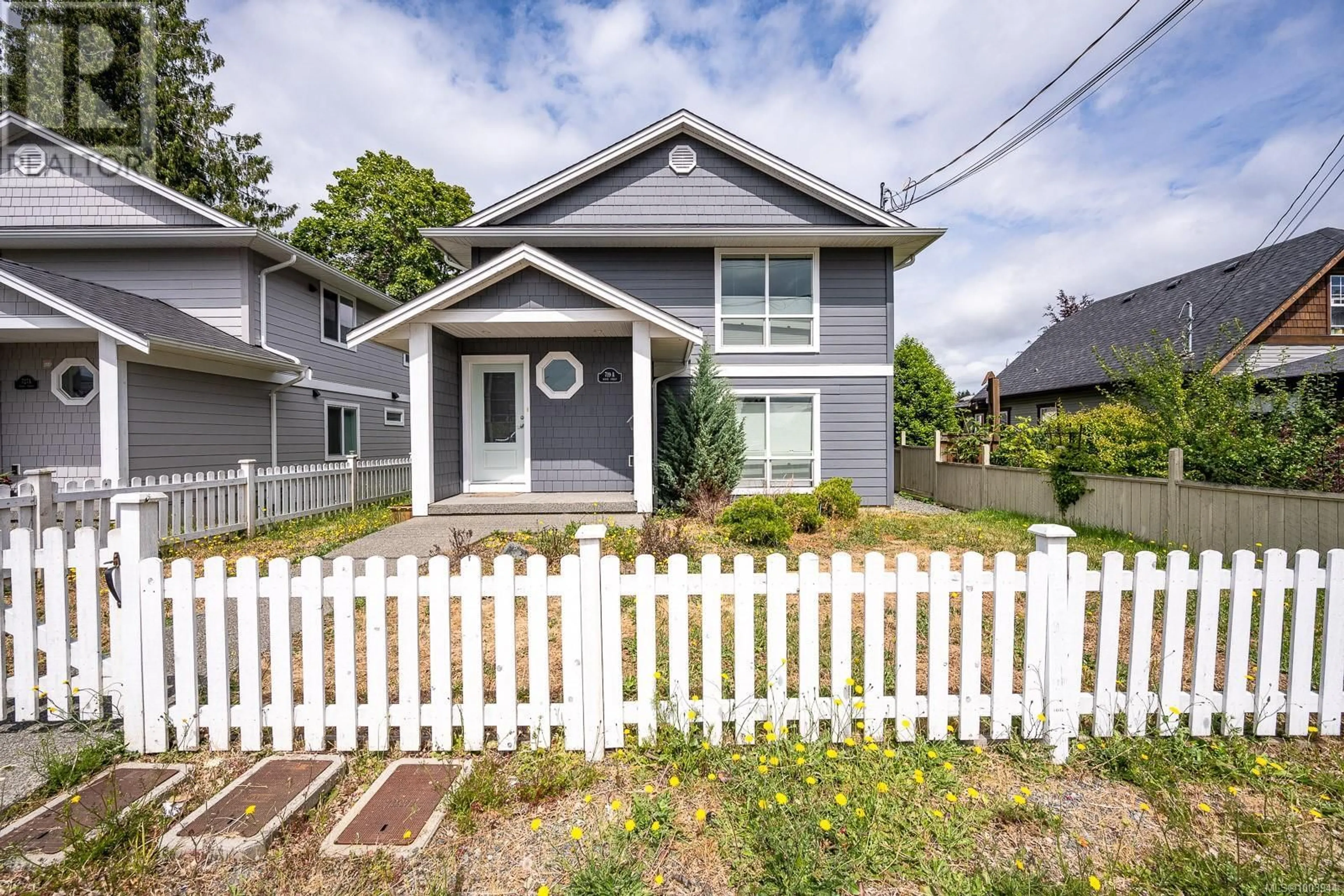 Home with vinyl exterior material, street for 719 9TH STREET, Courtenay British Columbia V9N9P1