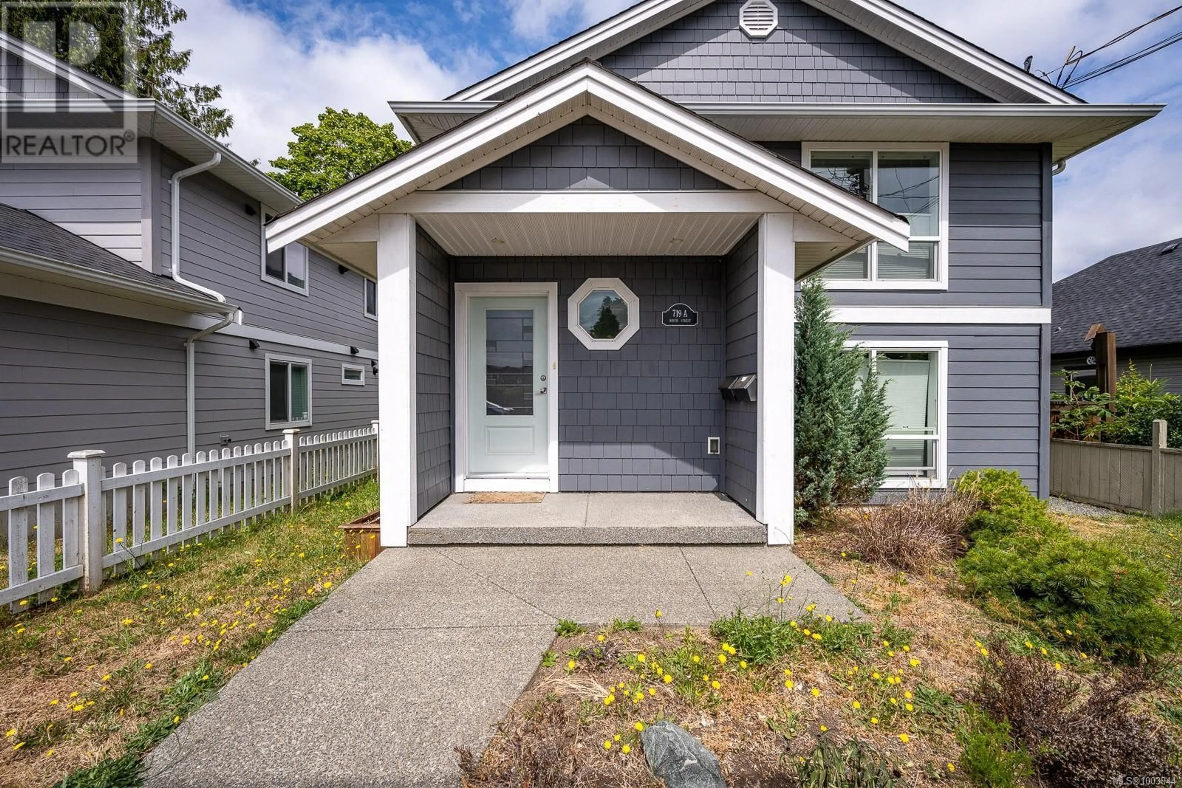 Home with vinyl exterior material, street for 719 9TH STREET, Courtenay British Columbia V9N9P1
